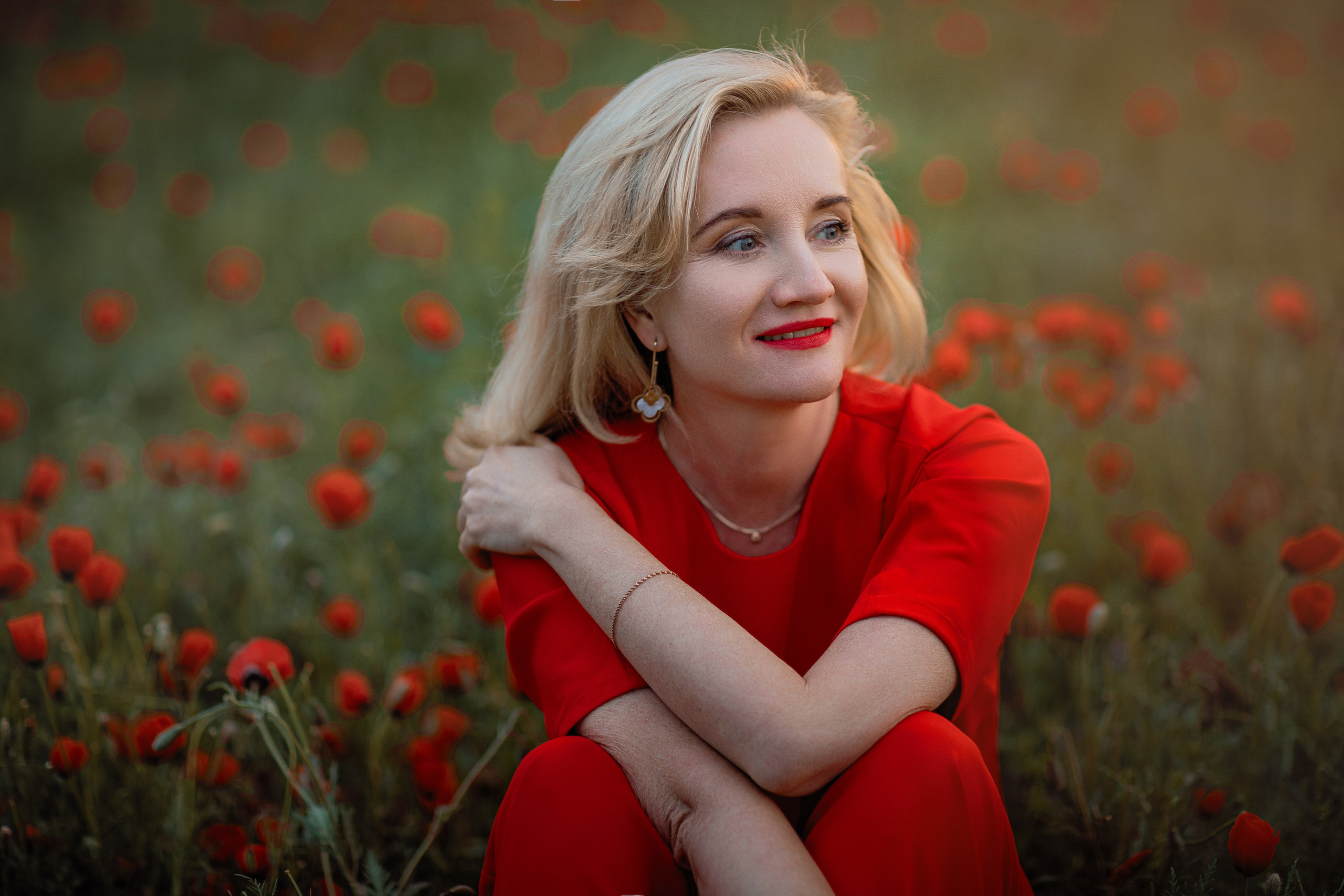 В маках. Валерия Вартанова. Фотограф