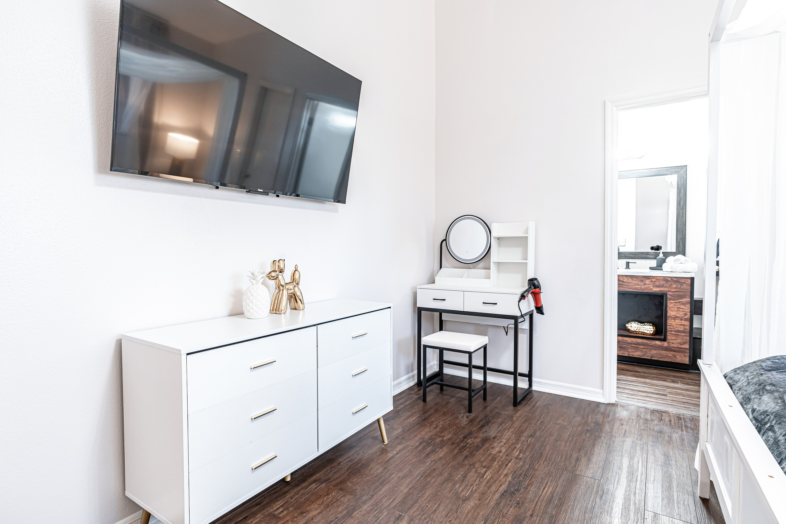 The house is for Rent AirBNB: https://ru.airbnb.com/rooms/1023445326769536774?_set_bev_on_new_domain=1702356155_MDFhNDI0ZDdjMDhj&source_impression_id=p3_1702356155_K3LTjNJeF83QUyI0