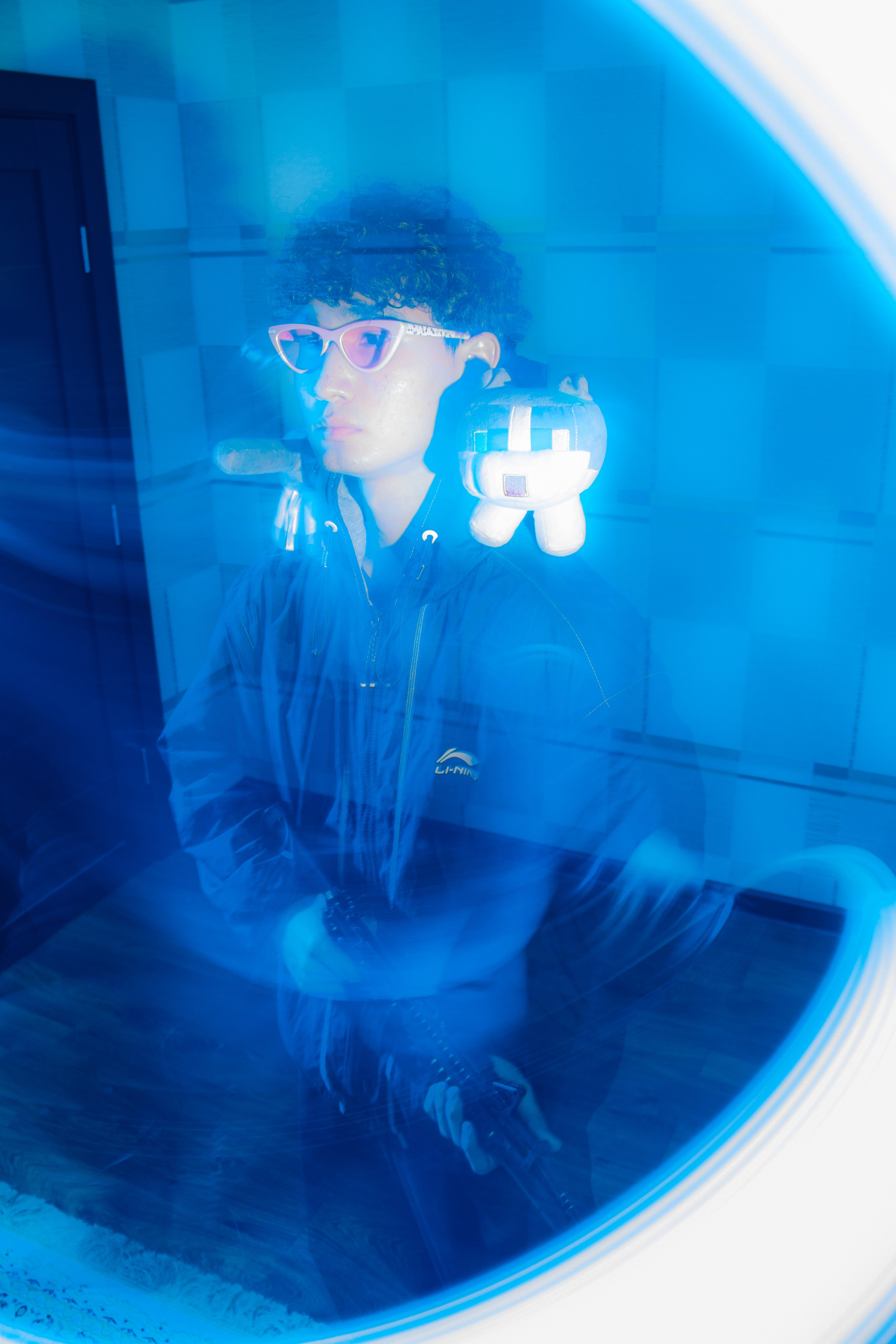 Atmosférický snímek s kreativním modrým osvětlením a unikátními doplňky od Aldiyar Ramazan.