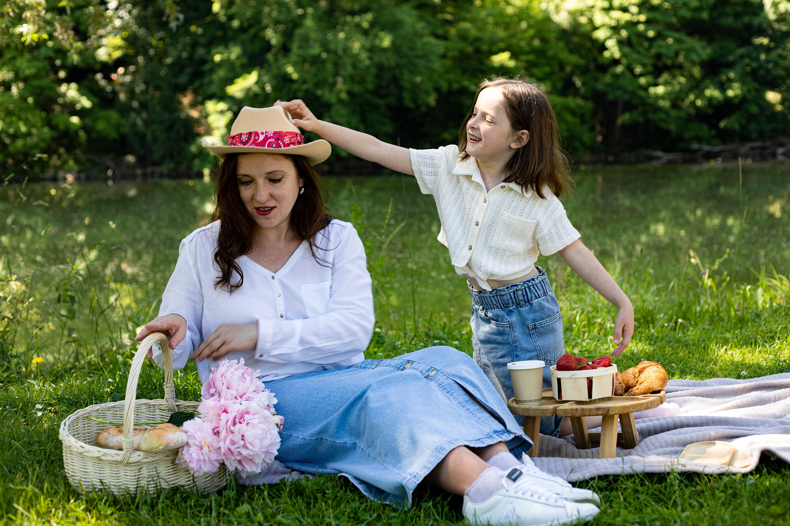 Maman et fille – séance photo d’été dans le parc. Photographe et graphiste Anastasiia LITVIN - Besançon, France