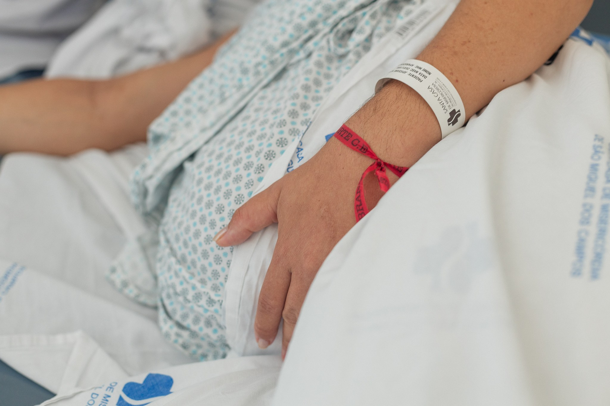 mae-segurando-mao-acompanhante-cesarea-momento-emocionante