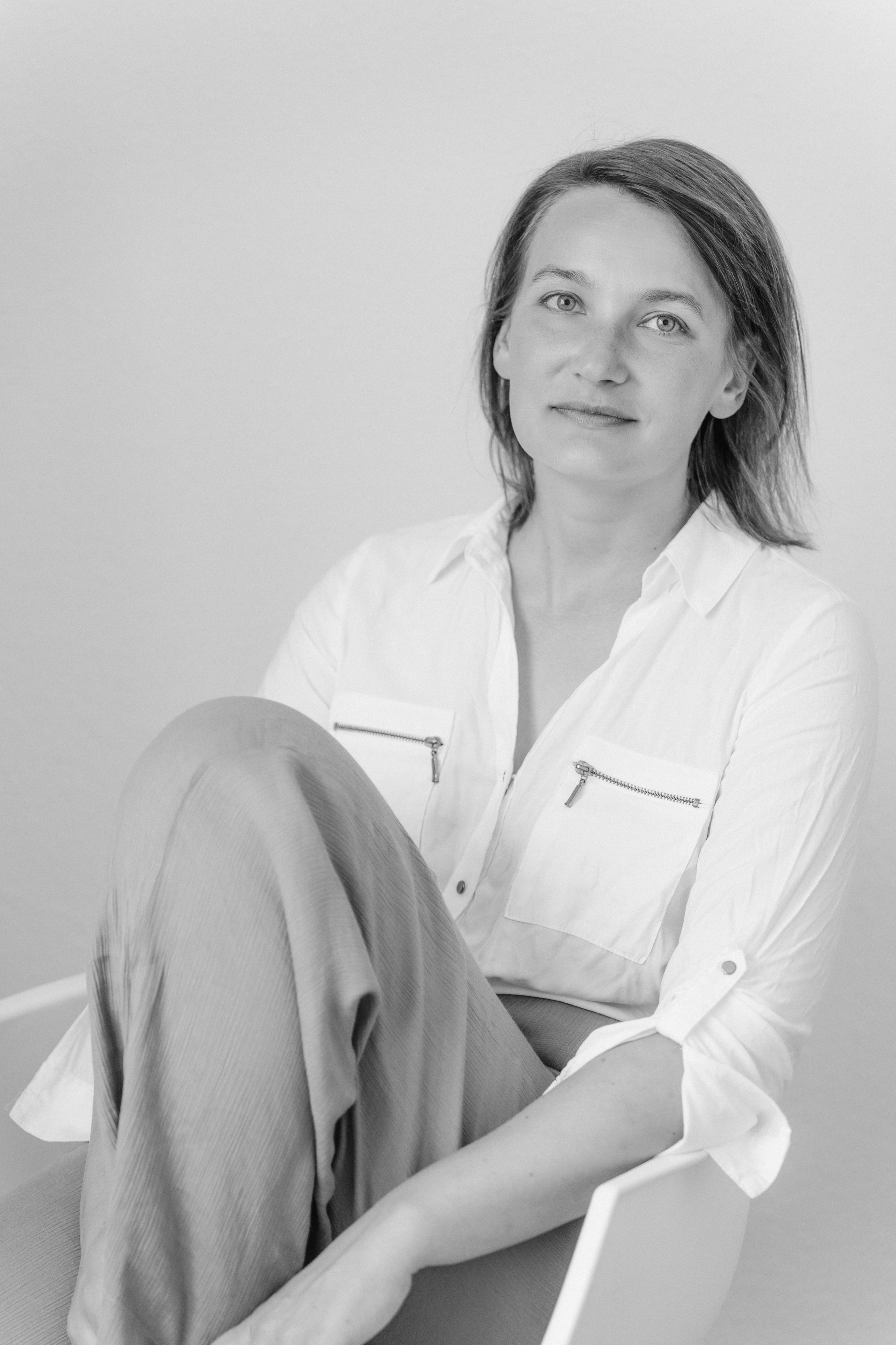 Schwarz-Weiß-Fotoshooting im Studio. Schwarz-weiß Fotografie in Münster. Fotografin Viktoria Roschen