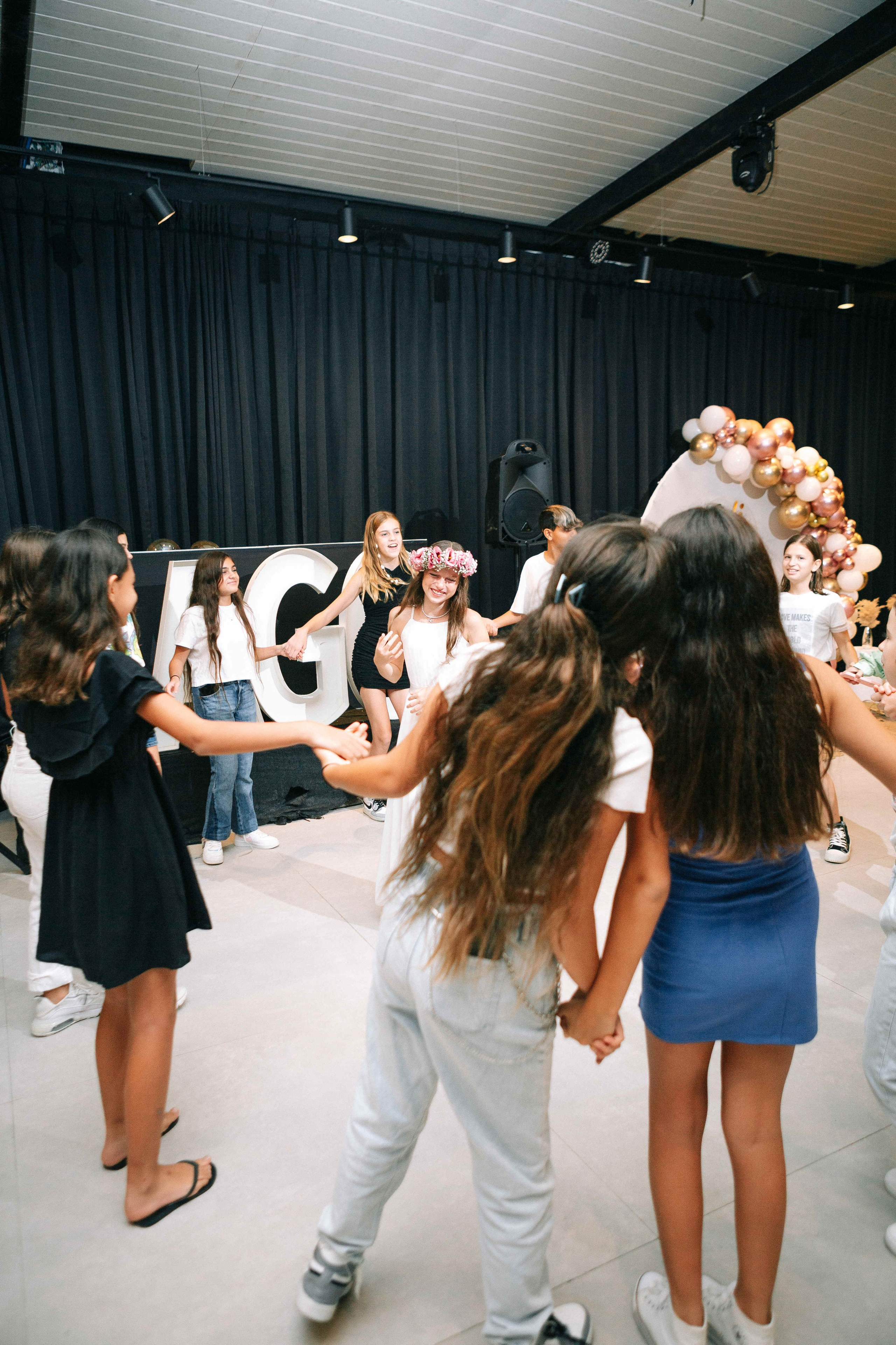 PARTY WITH FRIENDS. Https://shi-photo.com/