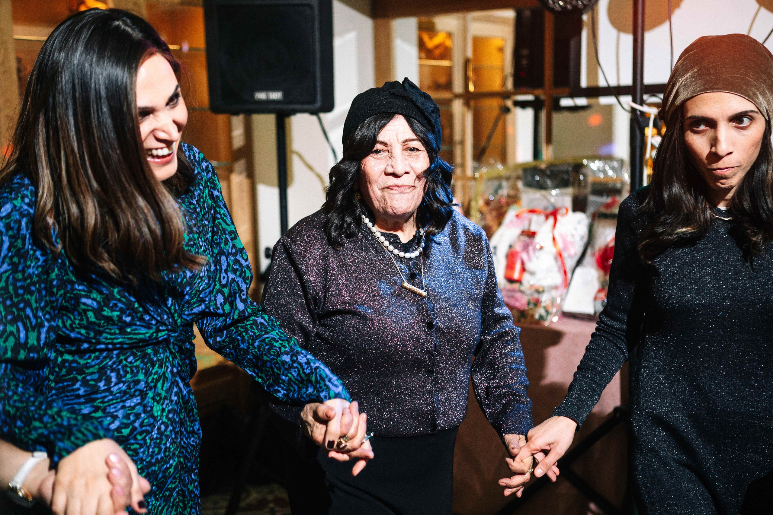 PARTY IN A RESTAURANT WITH THE WHOLE FAMILY. Https://shi-photo.com/