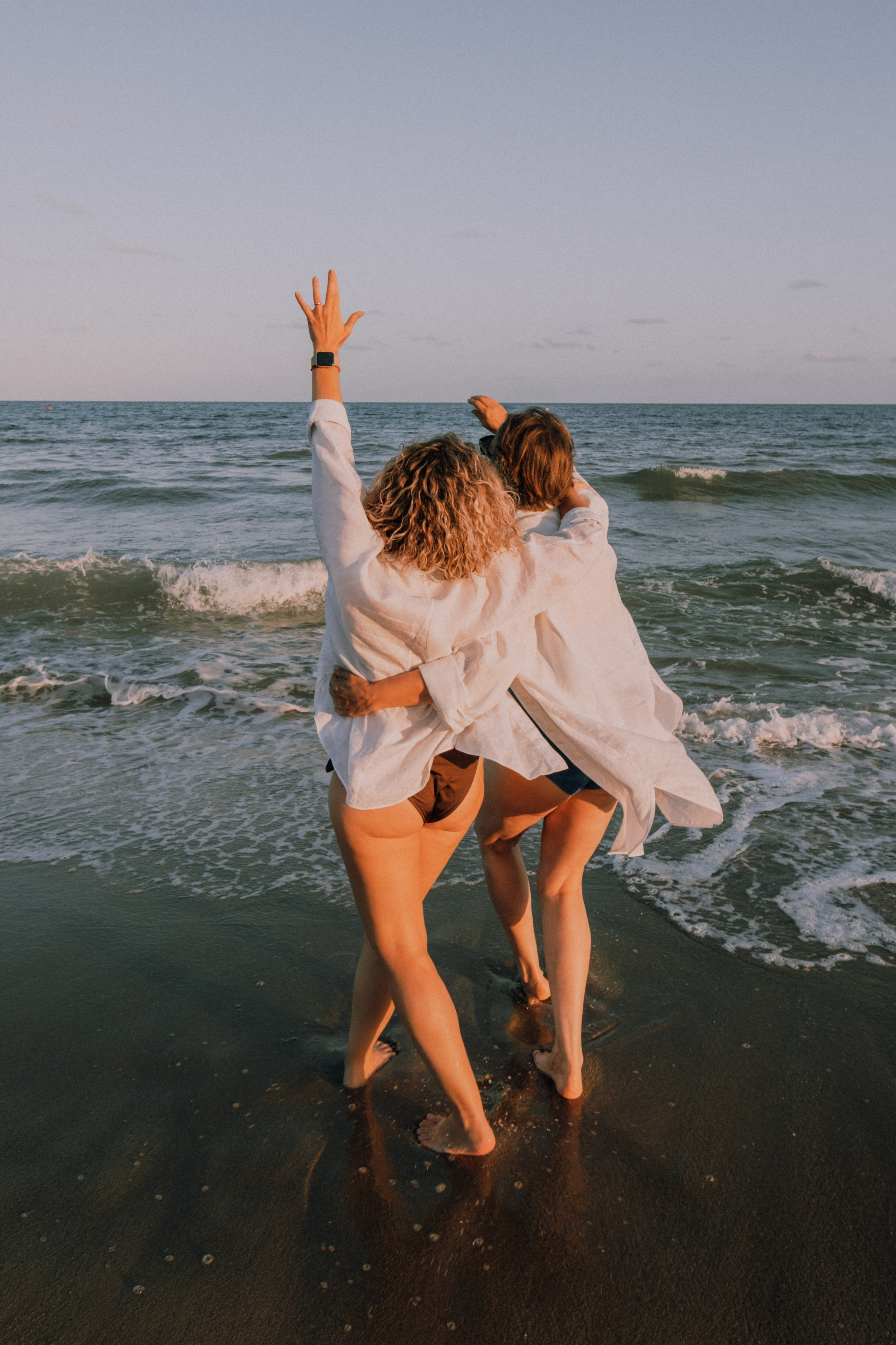 Sesión de amigas en la playa. Fotografía profesional en Calafell - Elena Medvedeva