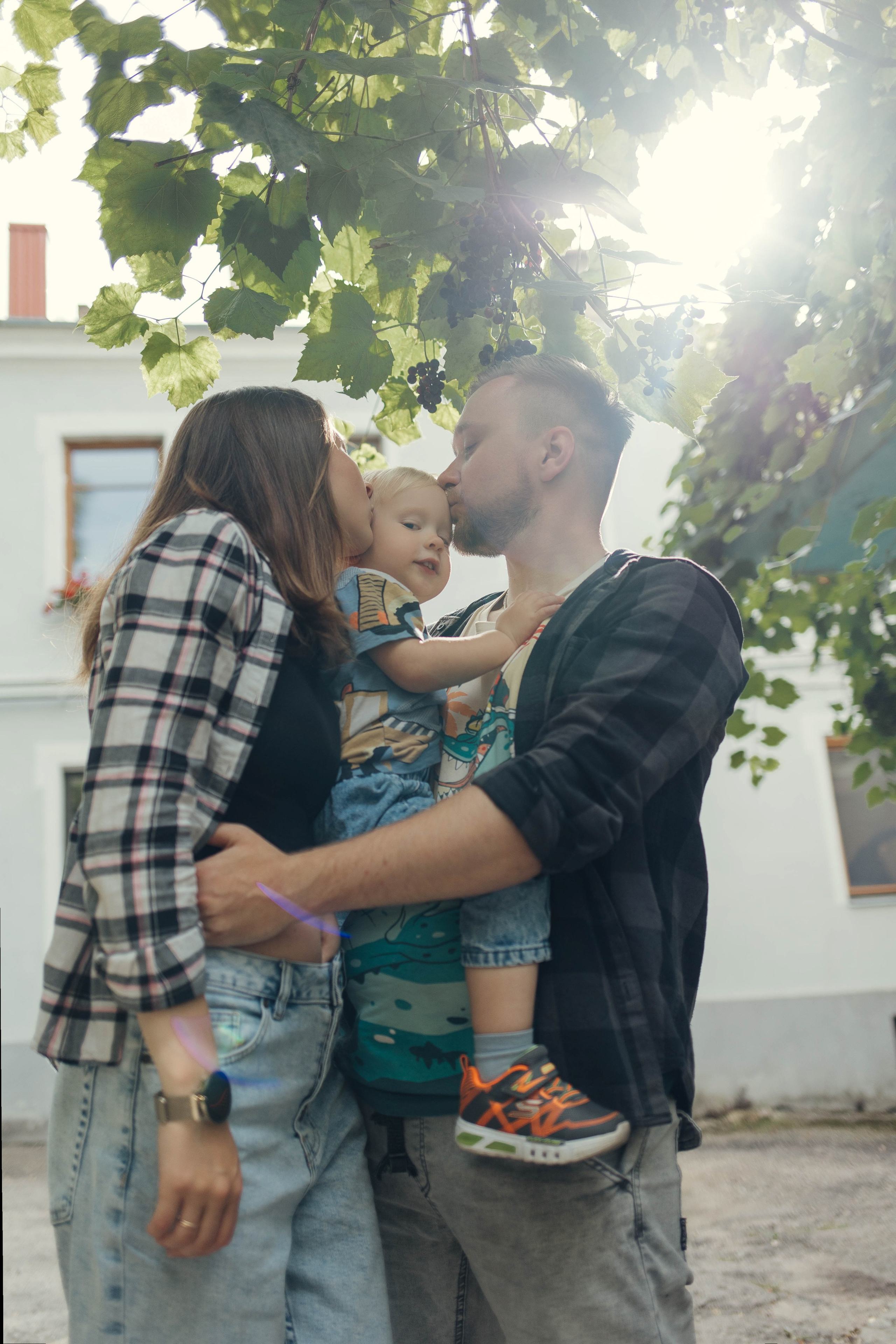 Along the streets of Vilnius in lifestyle style. Family photographer in Vilnuis Svetlana Naumova