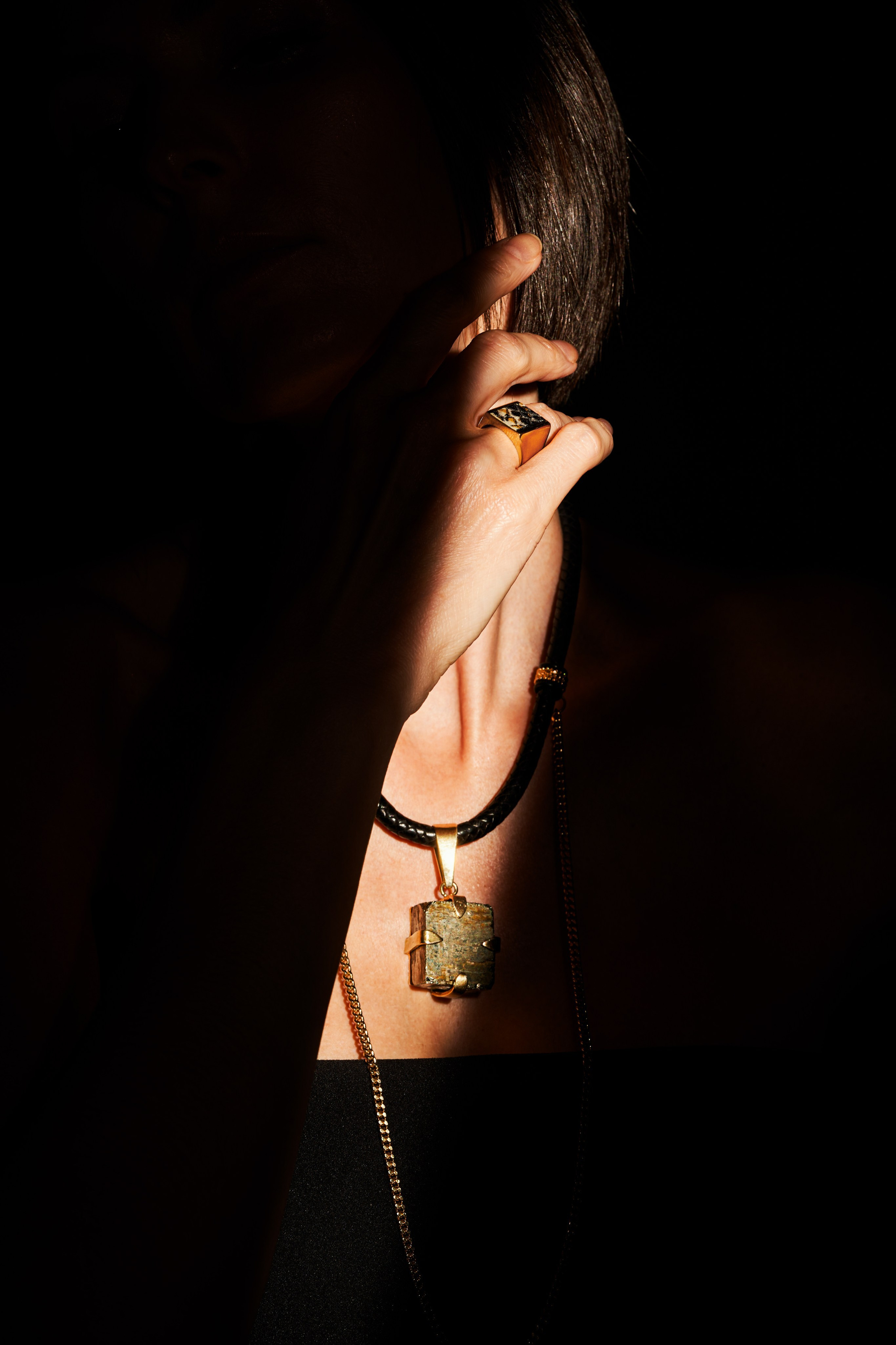 Pulsera en la muñeca iluminada sobre fondo negro