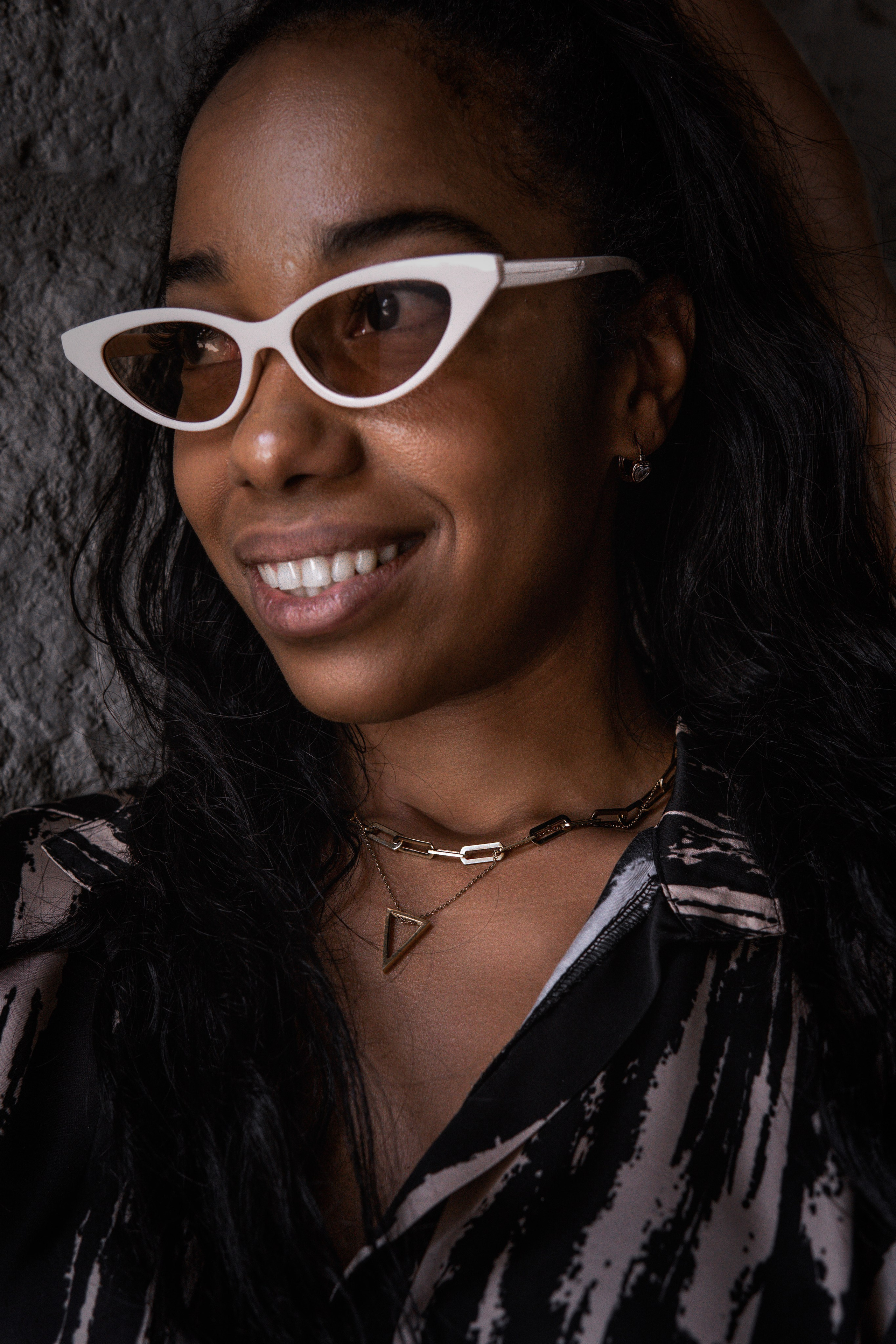 Modelo con gafas de sol blancas tipo cat-eye