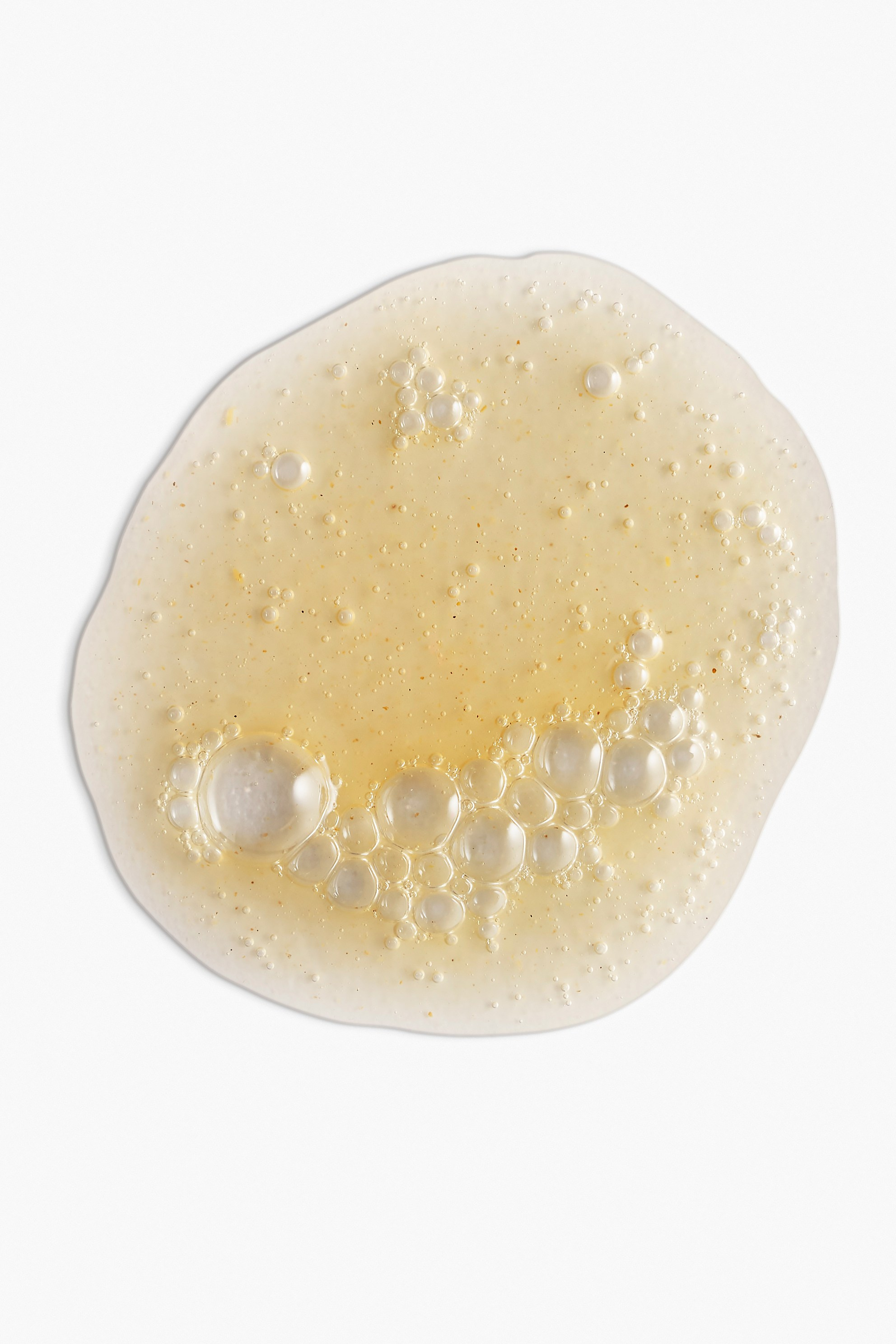 Facial cleanser foam with bubbles of different sizes