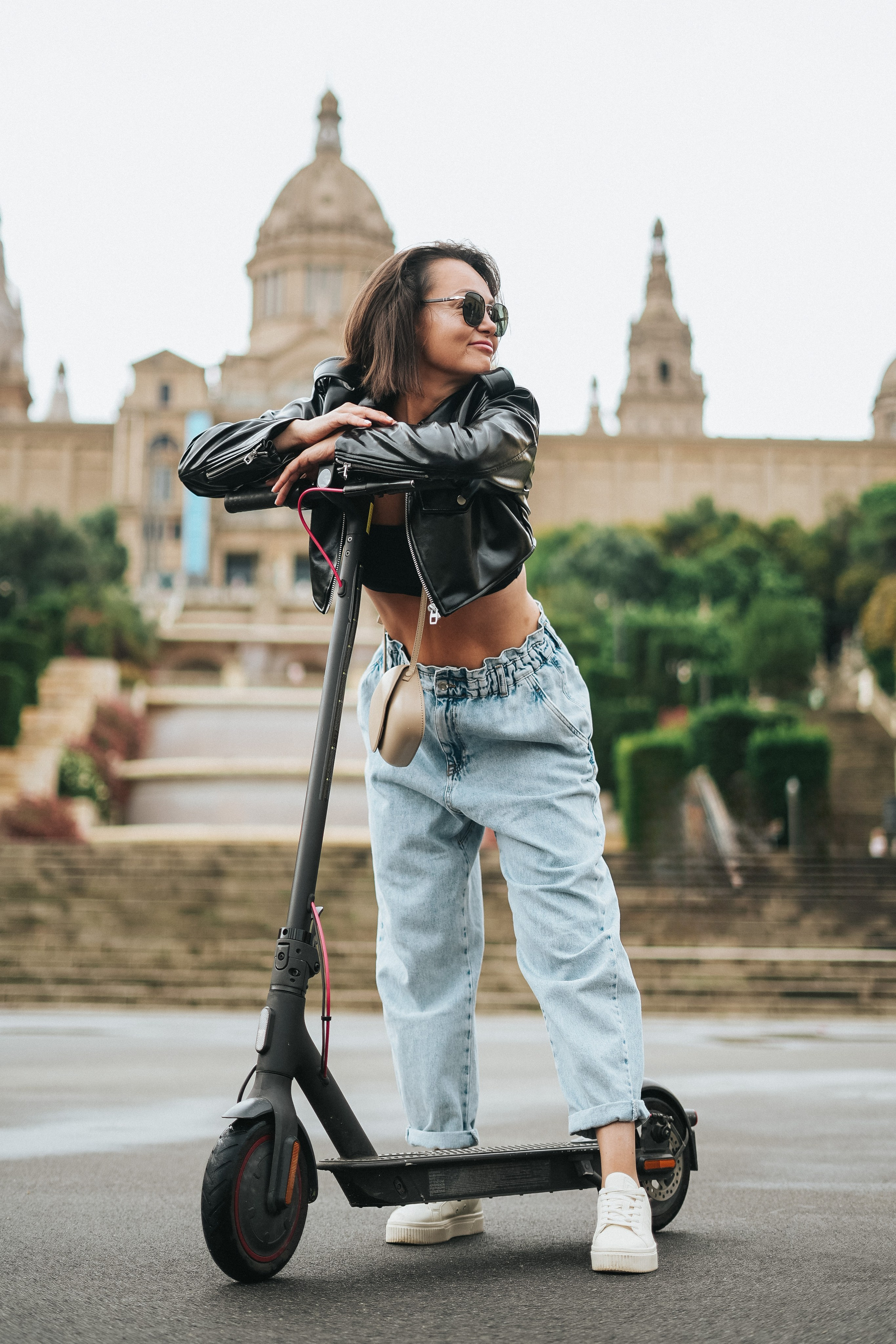 Modelo en patinete eléctrico en una plaza