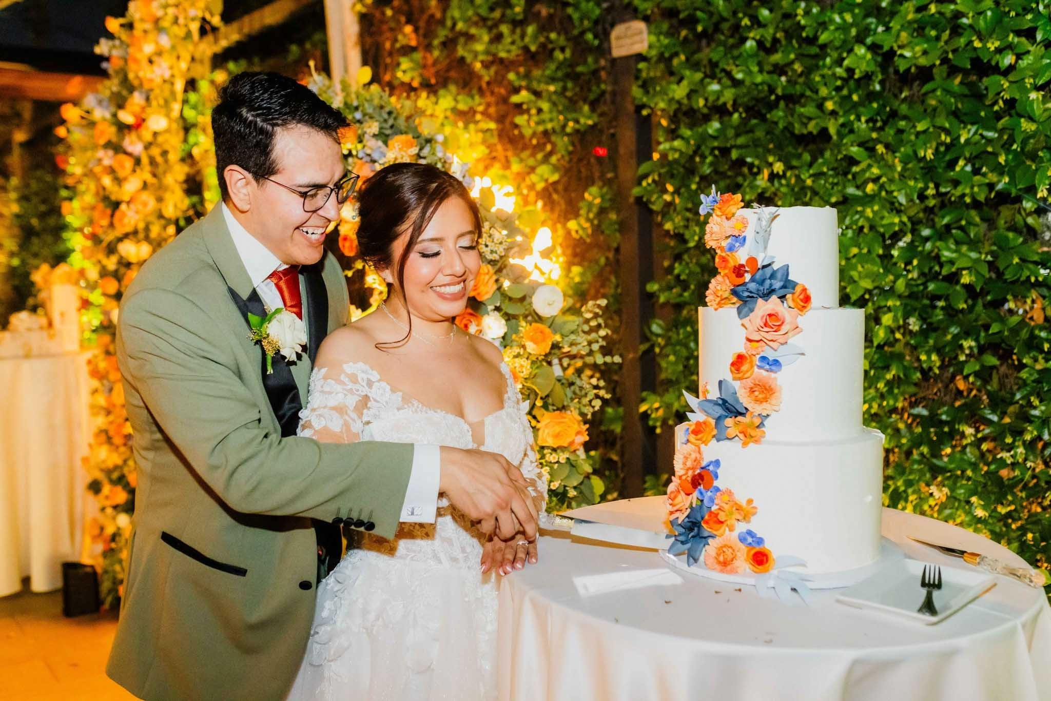 novios cortando pastel de boda en Jardines Escuadrón 201 Tijuana Baja California recepción de noche