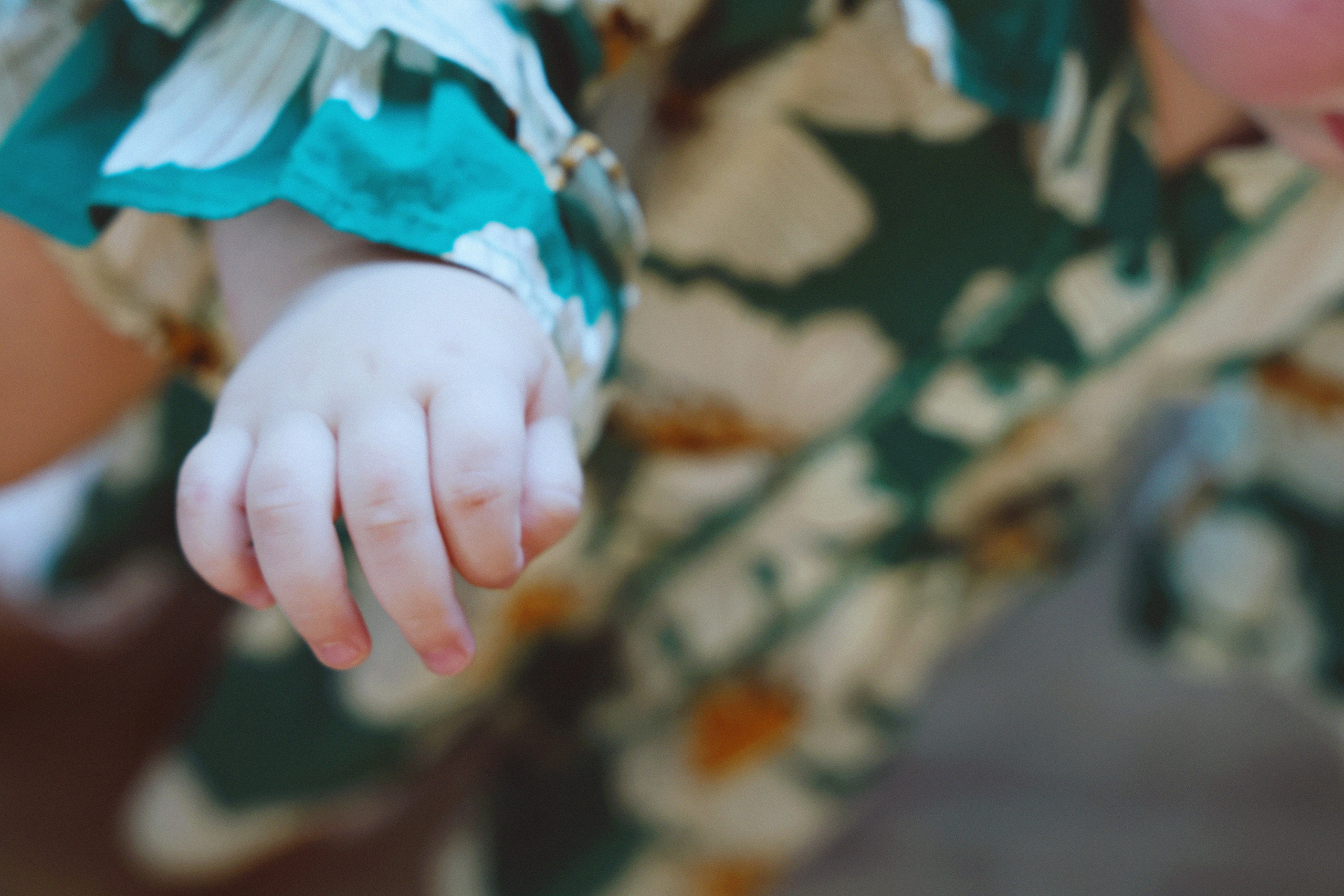 Baby Family Photoshoot – Outdoor Family Photography with Infant or Toddler. Lana Petrychenko — Portrait & Family Photographer. Valencia, Spain