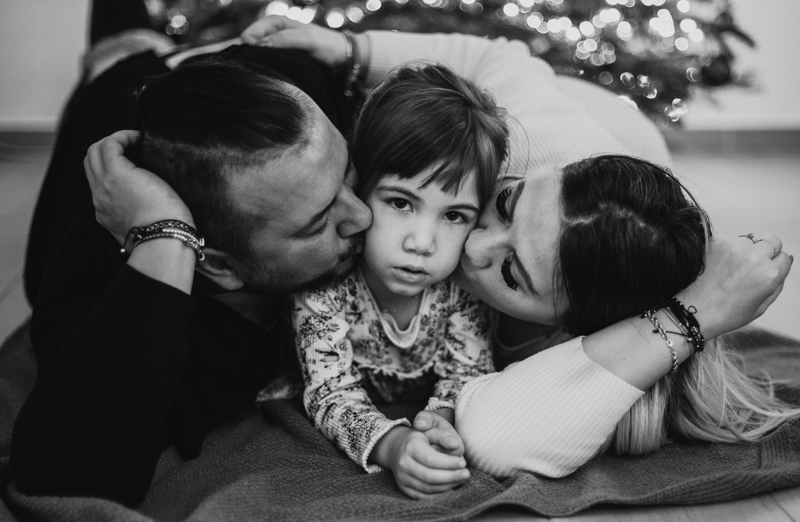 Ședință foto de Crăciun acasă, Amara și Ionuț. Fotograf de familie în Oradea Katsiaryna Ciortan