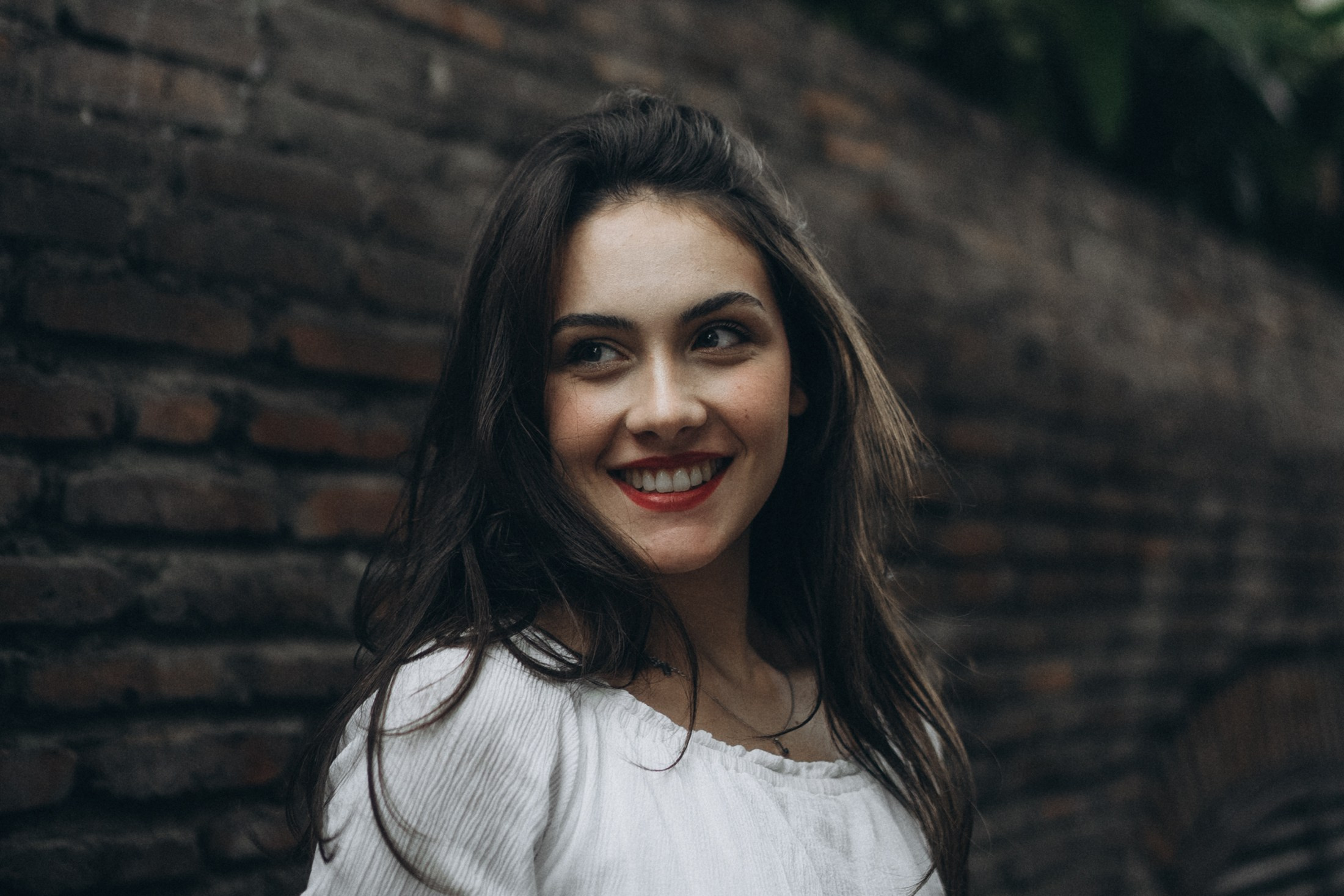 Lachendes Portrait einer Frau mit lockeren Haaren – natürliche Portraitfotografie Dresden