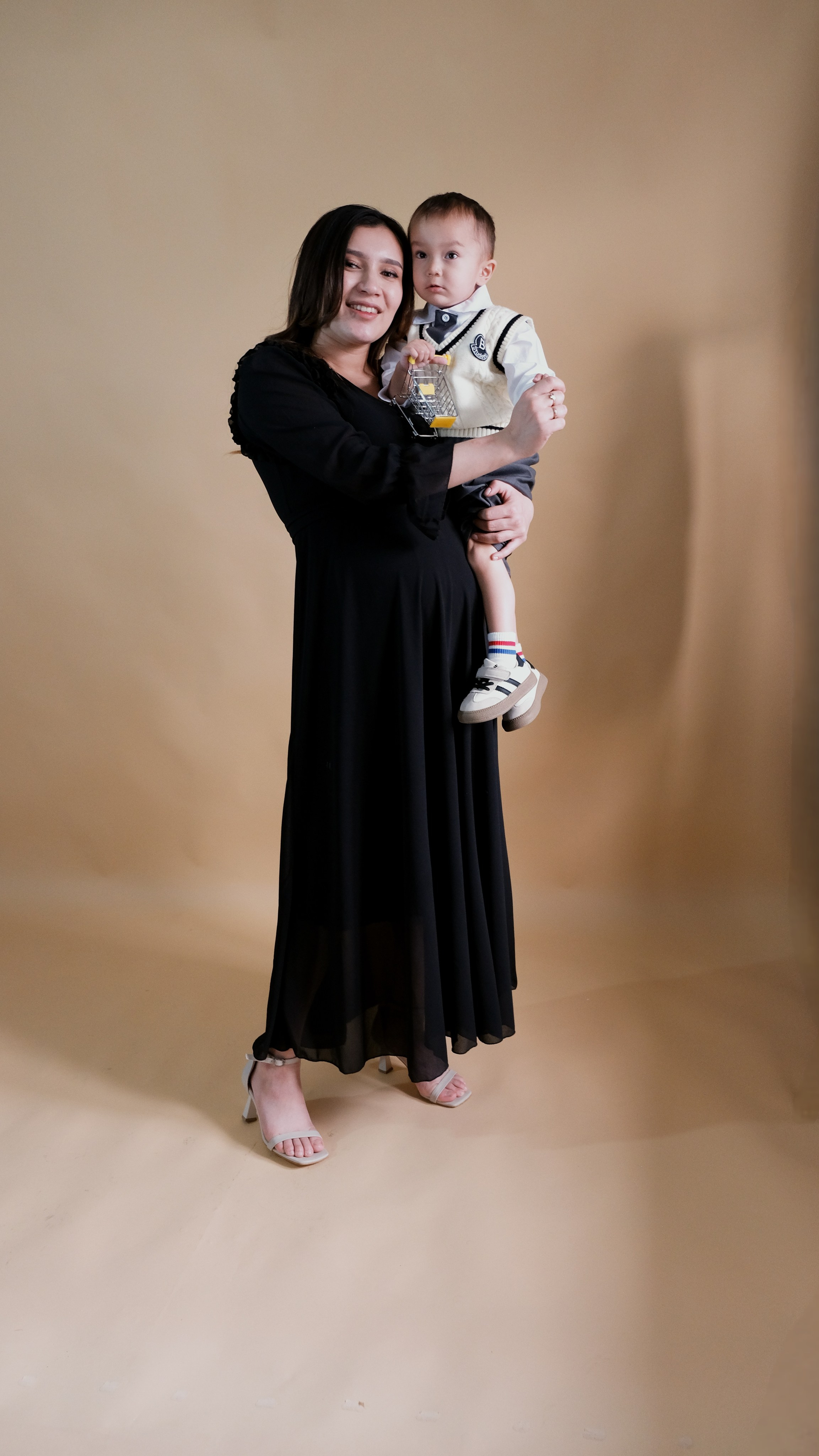 Зилола с сыном. Семейный и детский фотограф Бишкек Элина Суерова