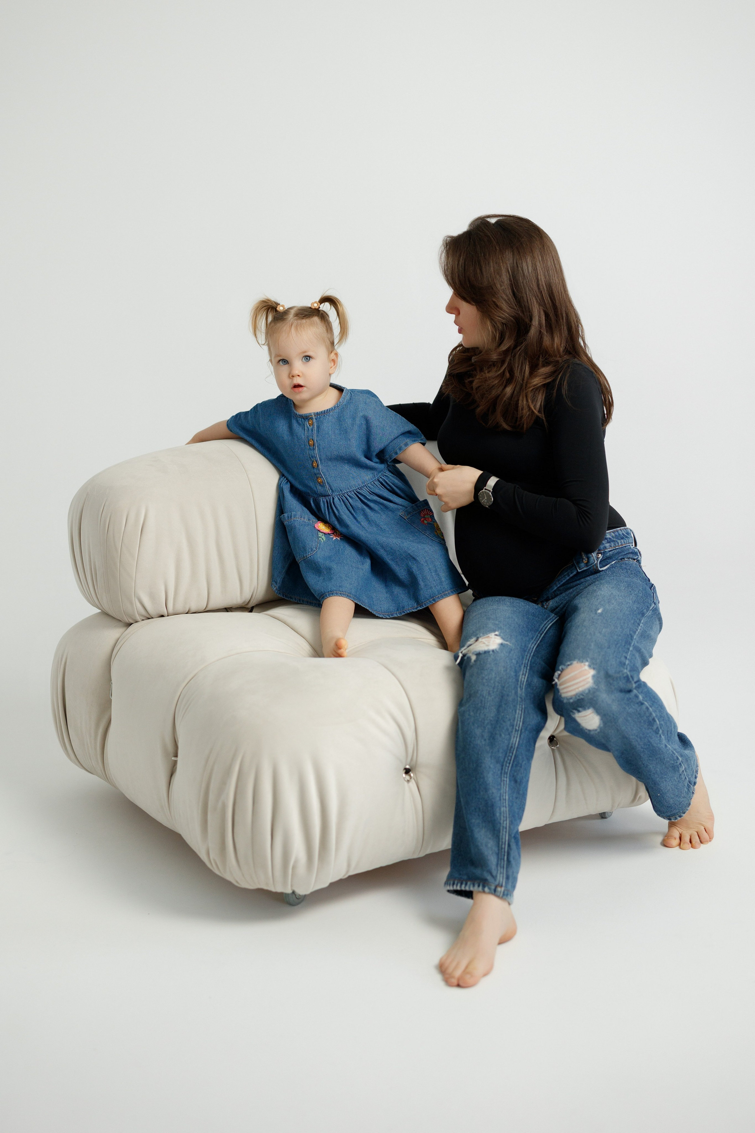 Ședință Foto de Familie — Stil Minimalist pe Fundal Alb. Scarlat Photography