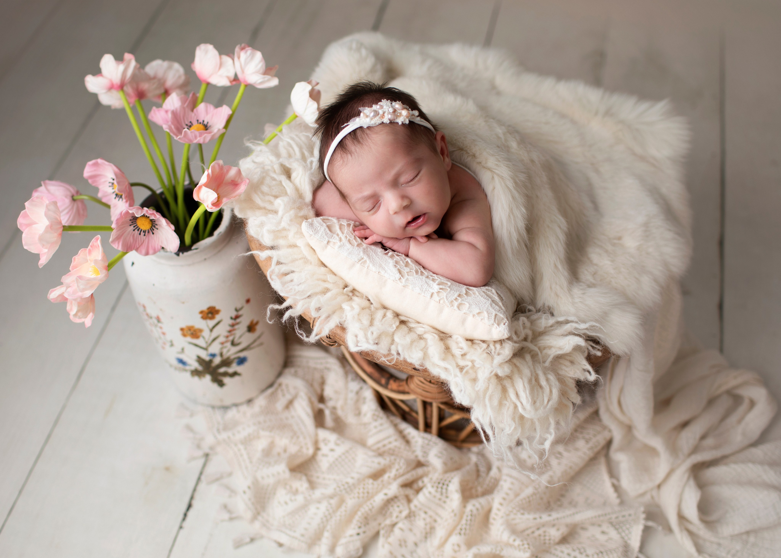 Familjens första fotografi från fototillfället med sin nyfödda bebis, ett minne som varar för evigt.