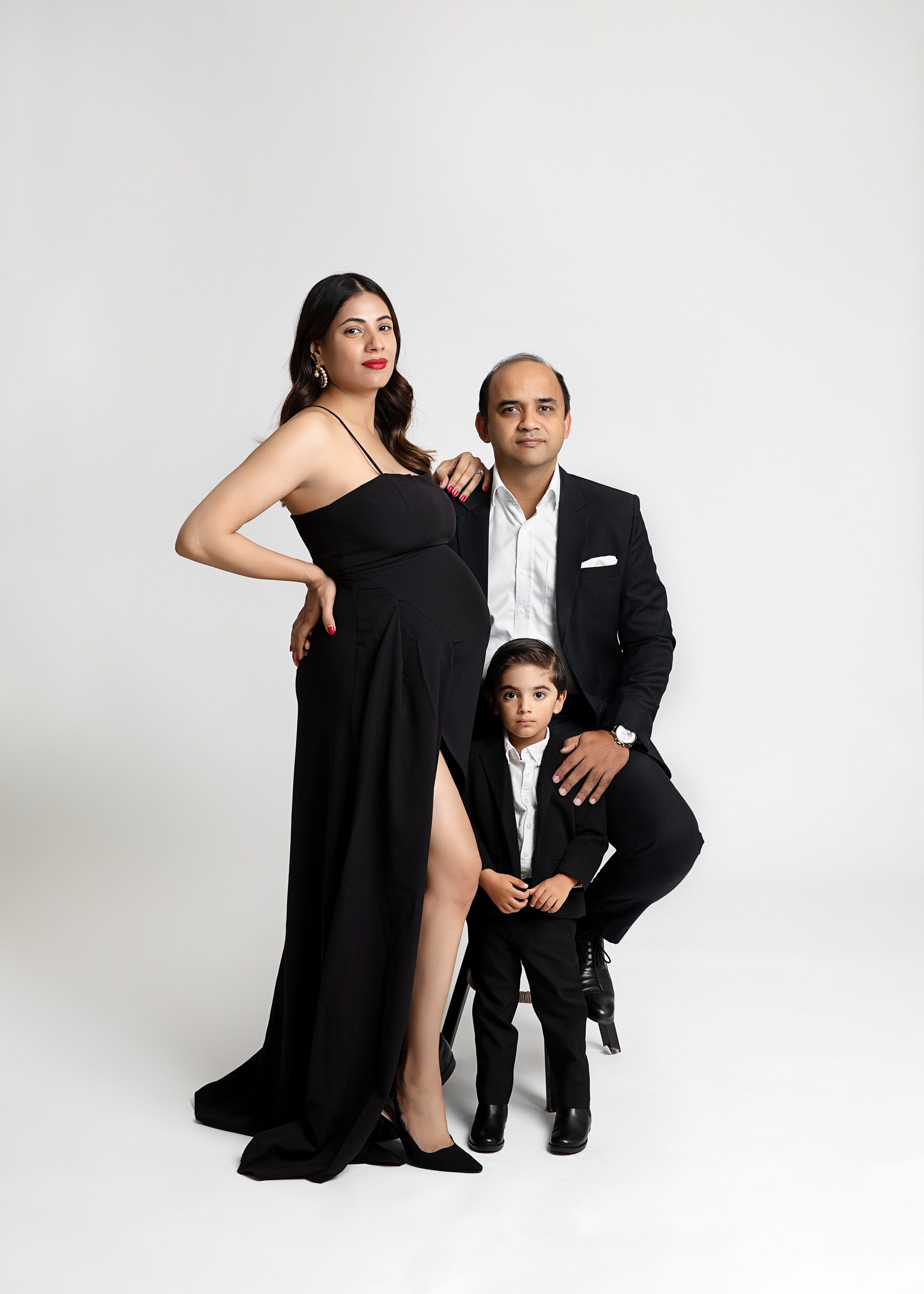 Föreviga din graviditet med en vacker och stilfull fotosession, där vi tillhandahåller eleganta klänningar för uthyrning.