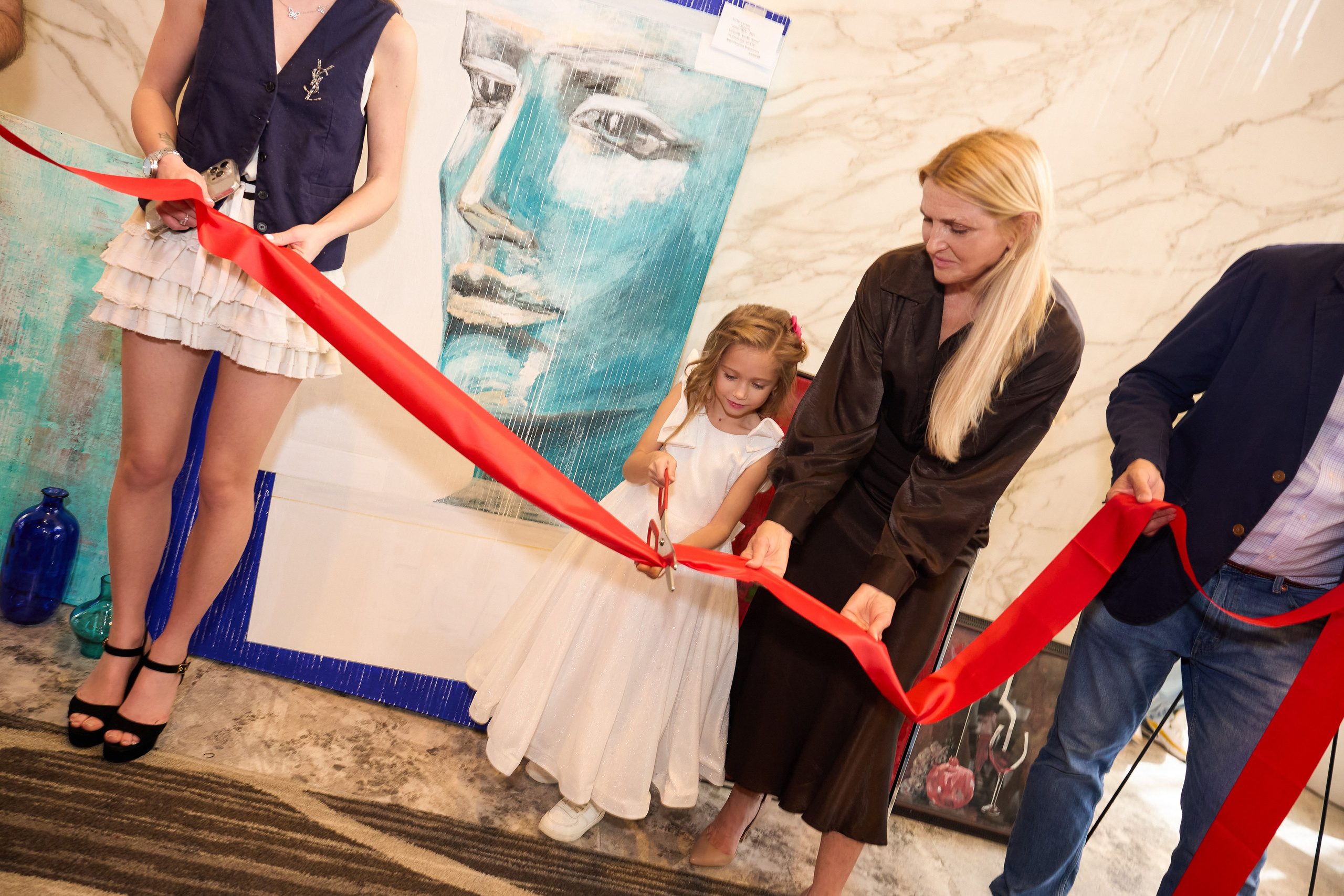 Авторская благотворительная художественная выставка Дианы Бортник. Фотограф Юлия Маковеева