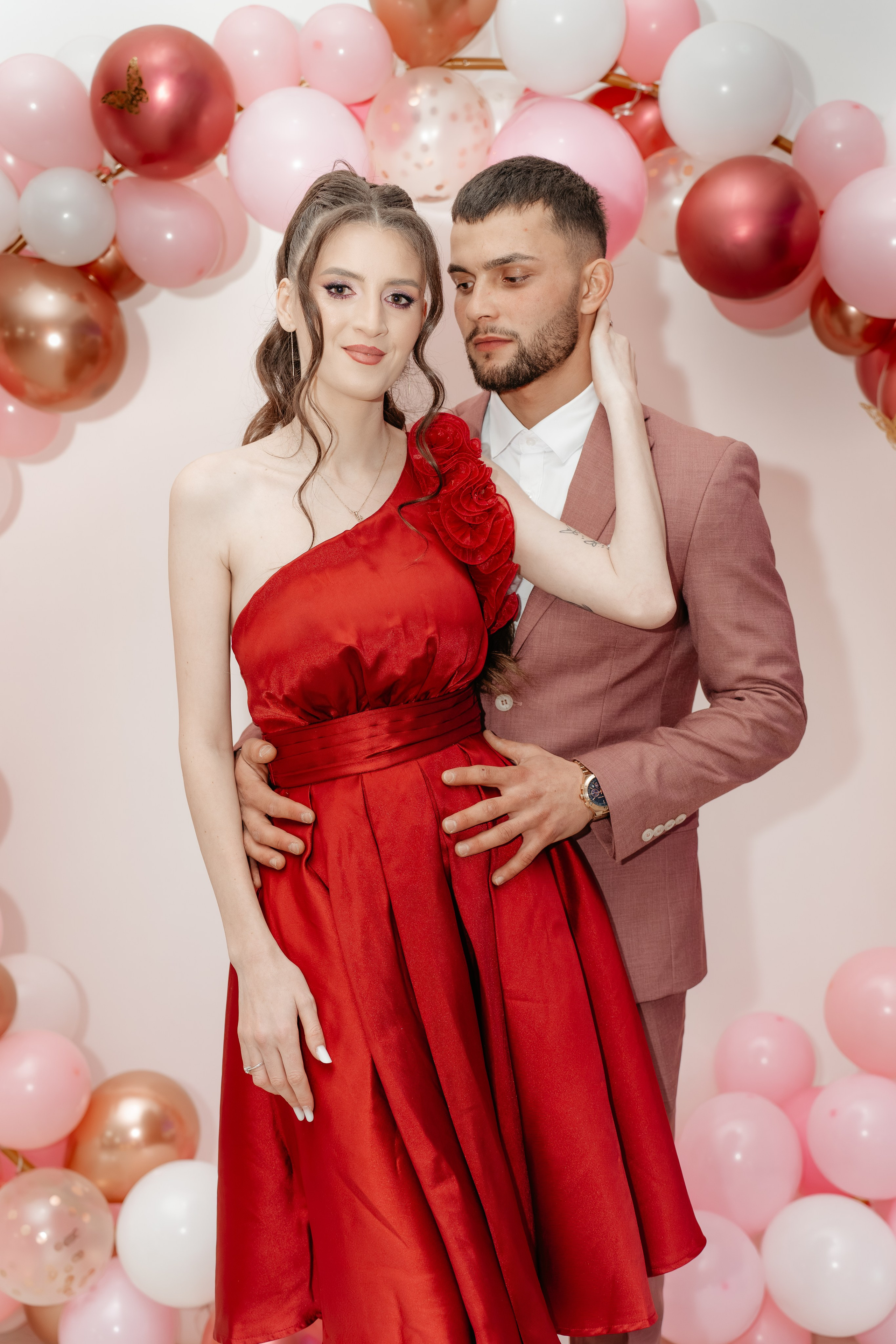 Cadru intim de la botez: Maria și Gabriel, părinții Evelinei Maria, își țin mâinile sau se îmbrățișează tandru, privindu-se cu o iubire profundă și liniștită. Fotografie emoționantă, în stil de sesiune foto pre-wedding, realizată la Restaurantul Silmat, Galați.