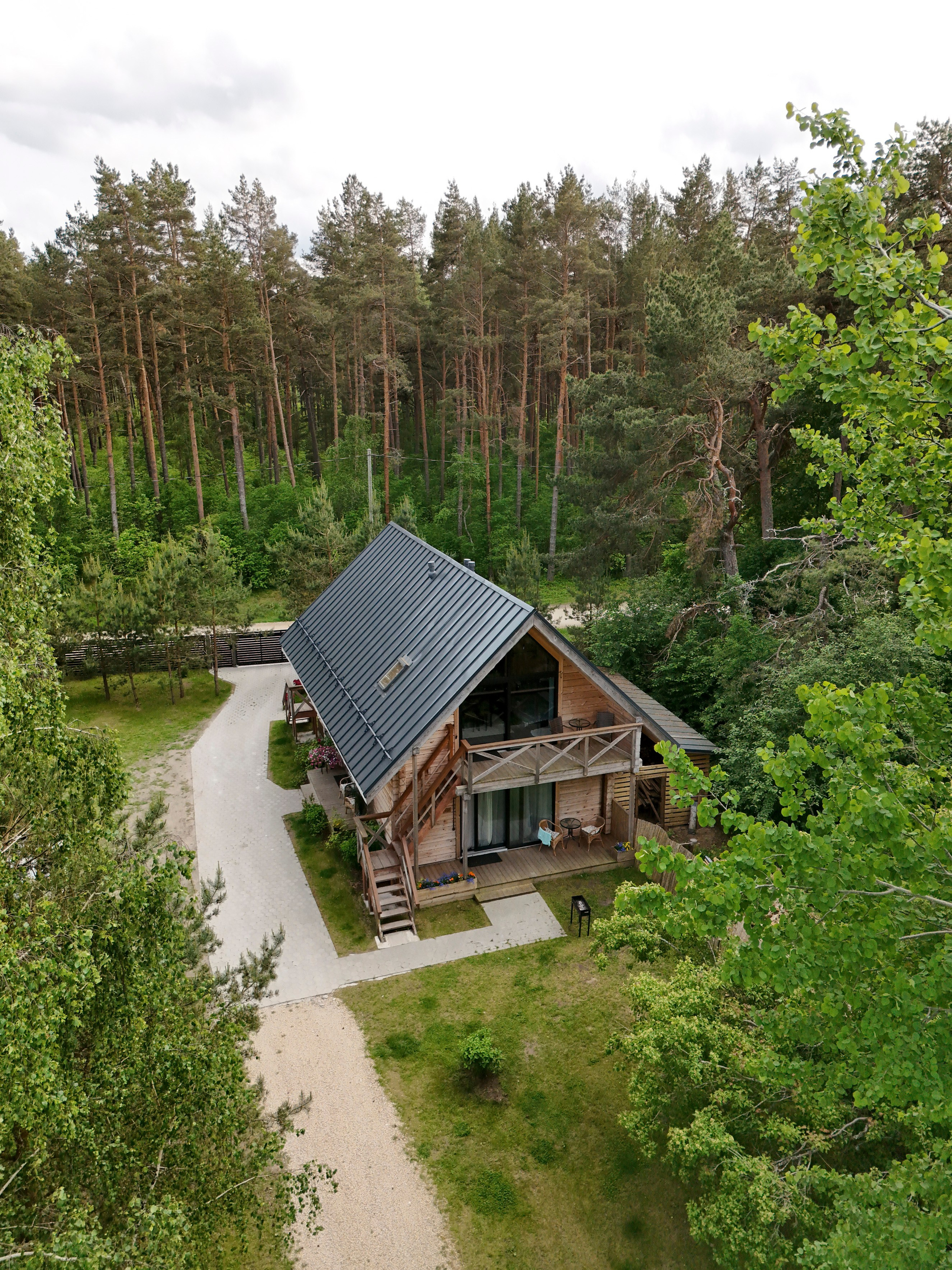 Foto & Video saturs apmaiņā pret atpūtu. Video shooting and creating with phone, iPhone Video School