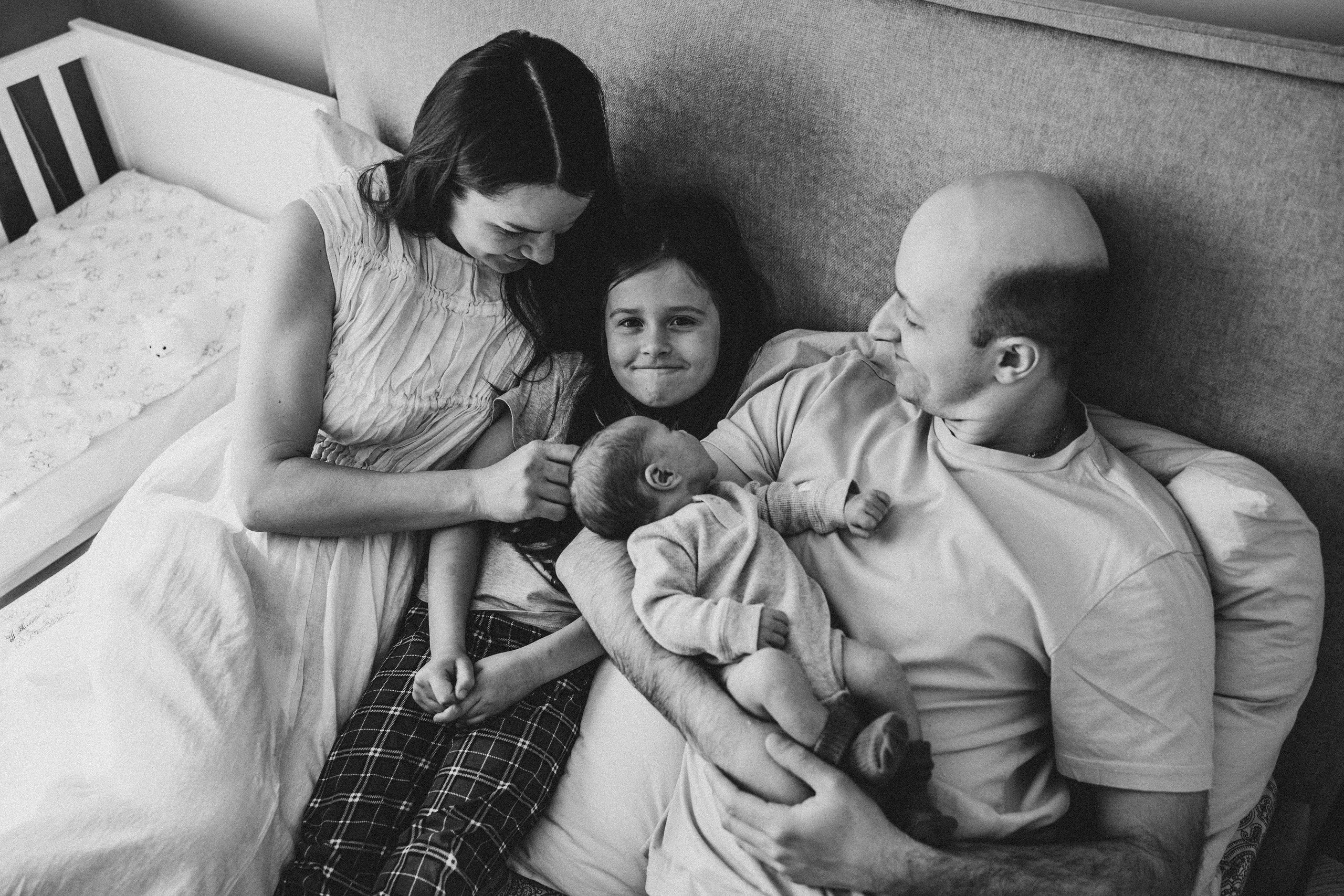 Лео и Соня (10 дней и 5 лет). Фотограф новорожденных и детей первого года Евгения Михалькевич