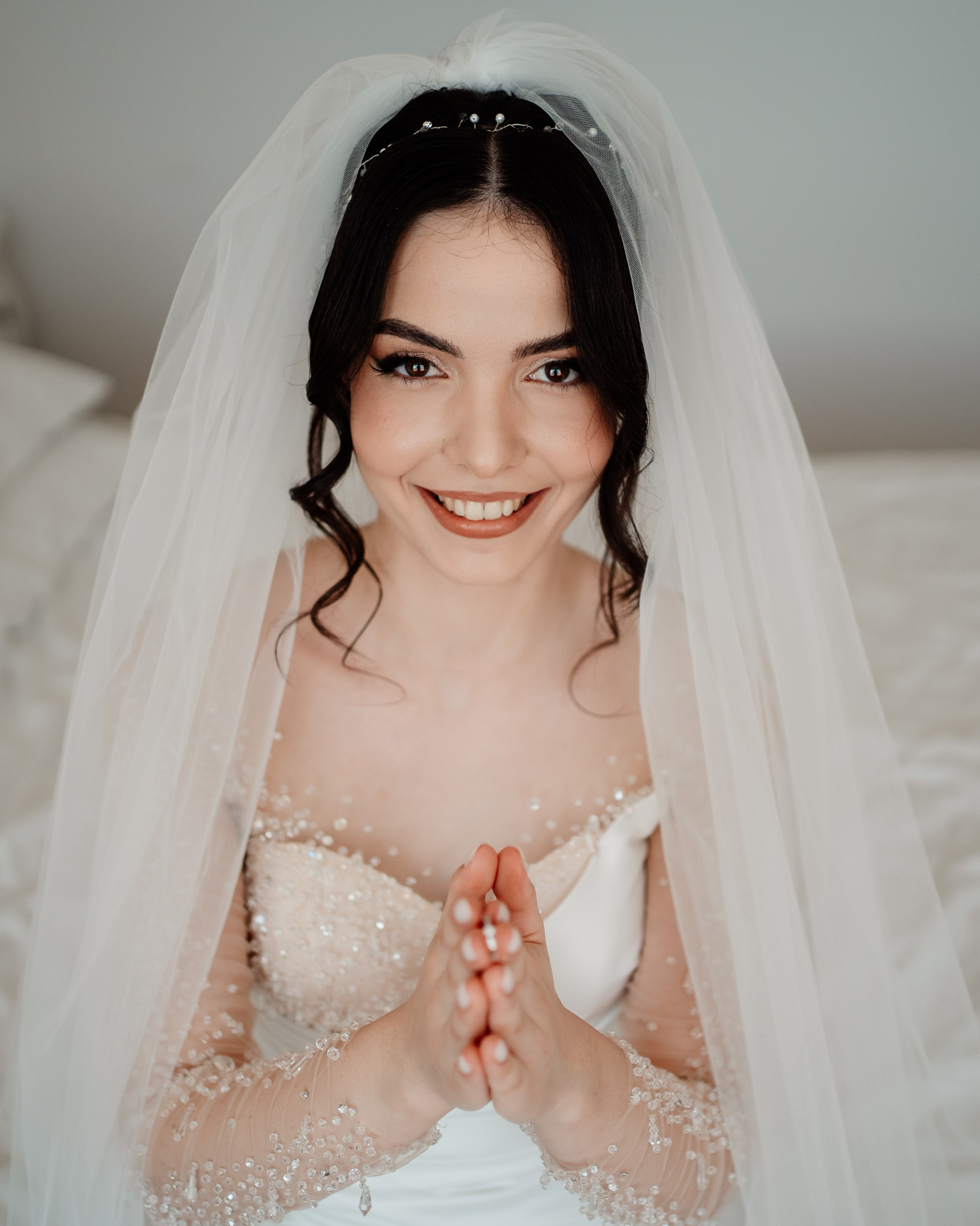 Moment emoționant între miri în ziua nunții, surprins într-un cadru natural și romantic, la Drobeta Turnu Severin. Fotografie de nuntă profesională, editată artistic pentru a evidenția emoția și eleganța evenimentului.