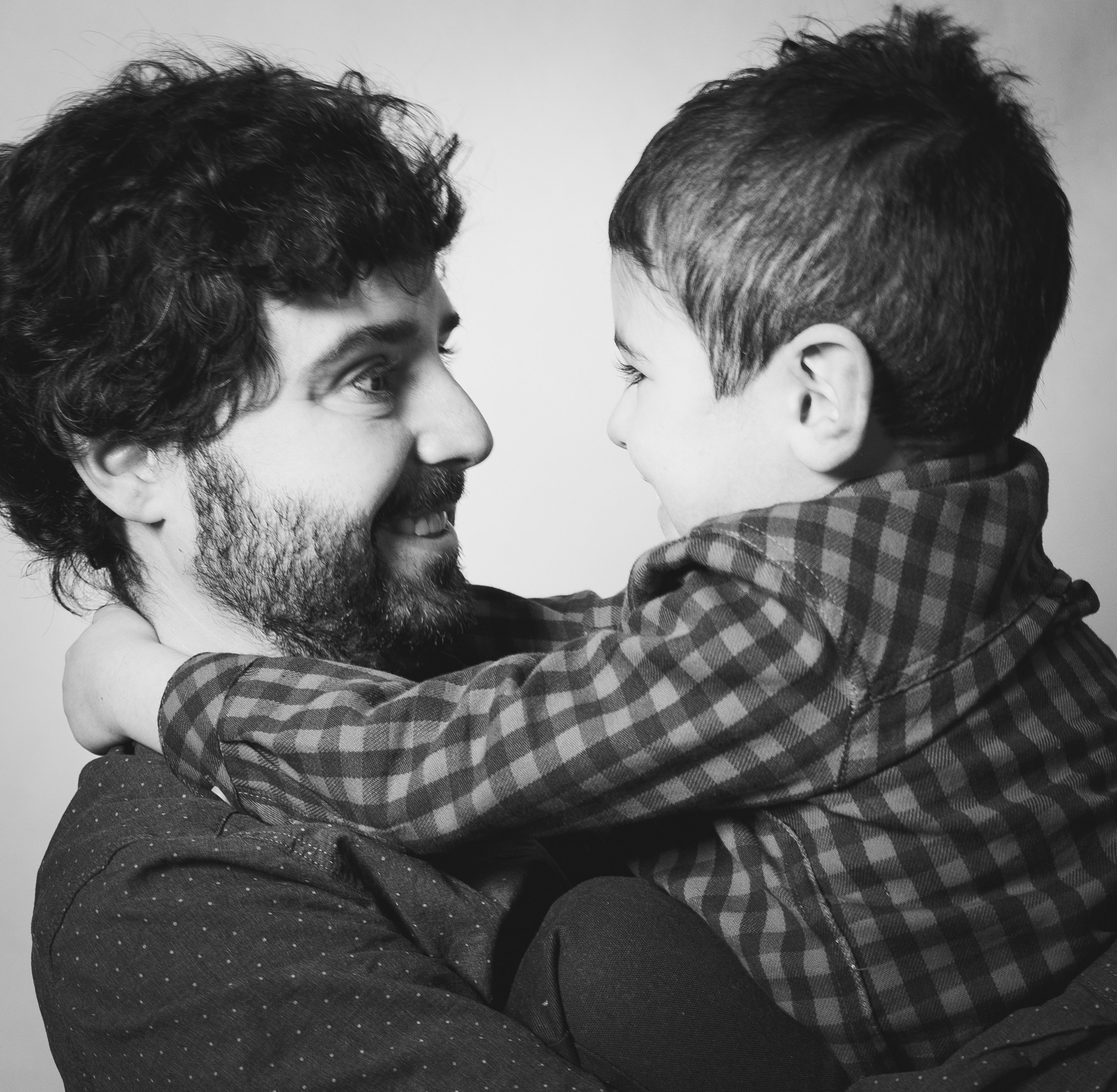 Fotografía de familia en Córdoba. Sesiones naturales y llenas de emoción. Fotógrafo y videógrafo en Córdoba (España)