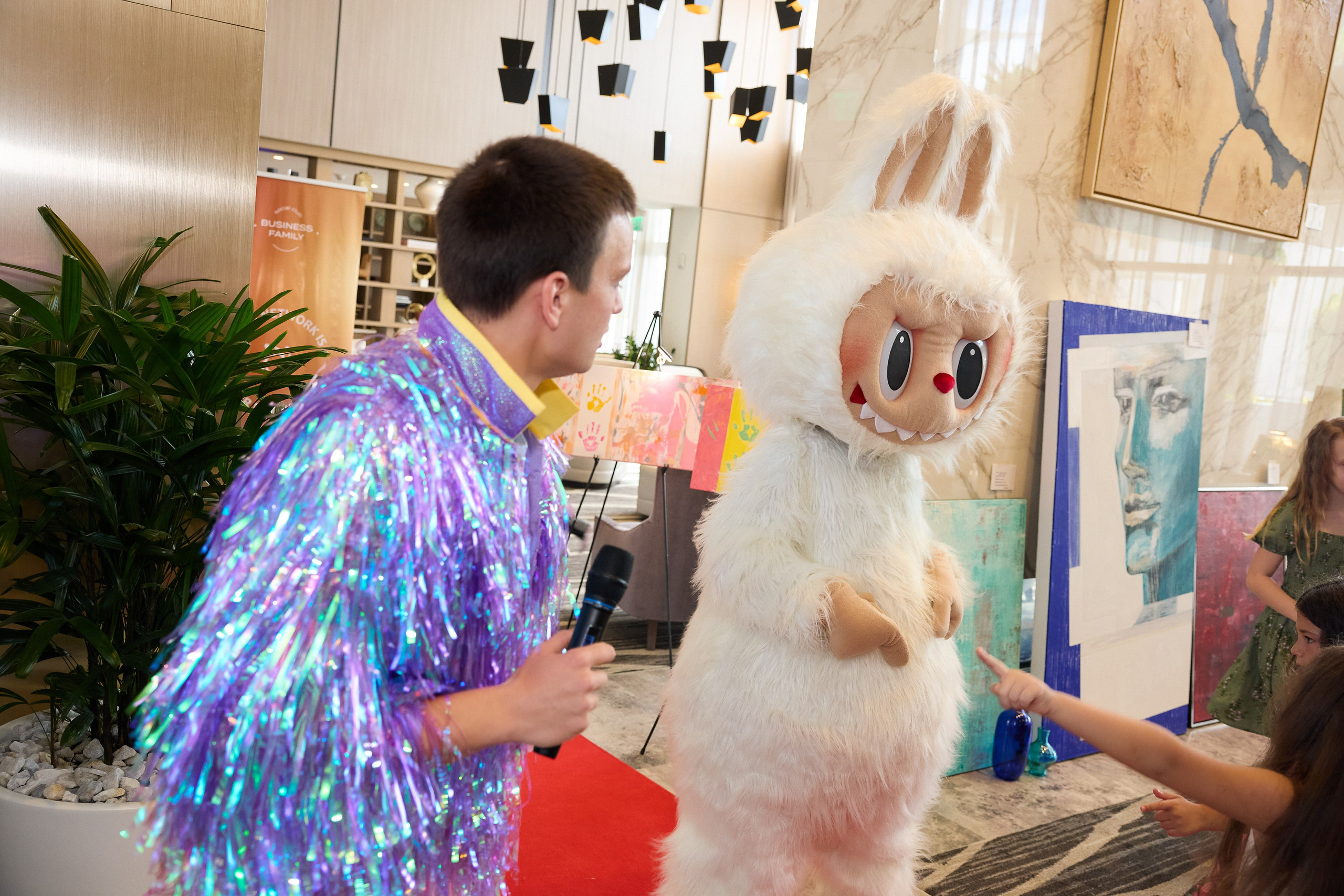 Авторская благотворительная художественная выставка Дианы Бортник. Фотограф Юлия Маковеева