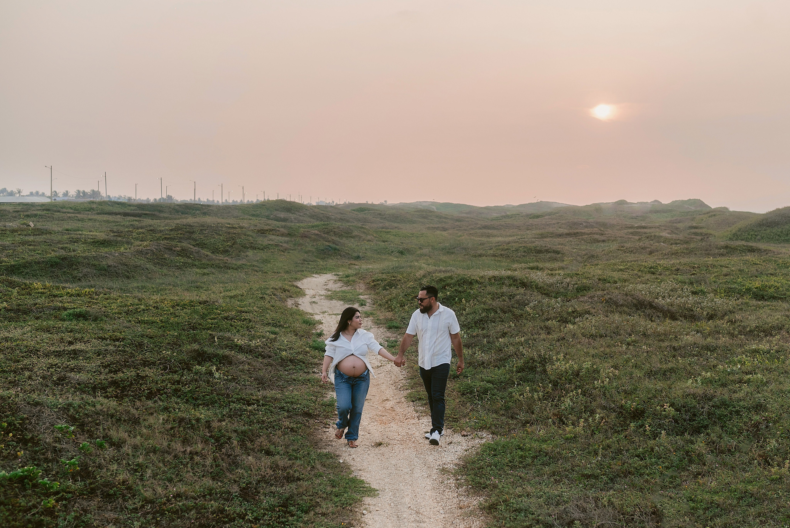  Sesión embarazo Carlos RaGo Fotografía Mamá embarazada con vestido blanco en campo al atardecer
