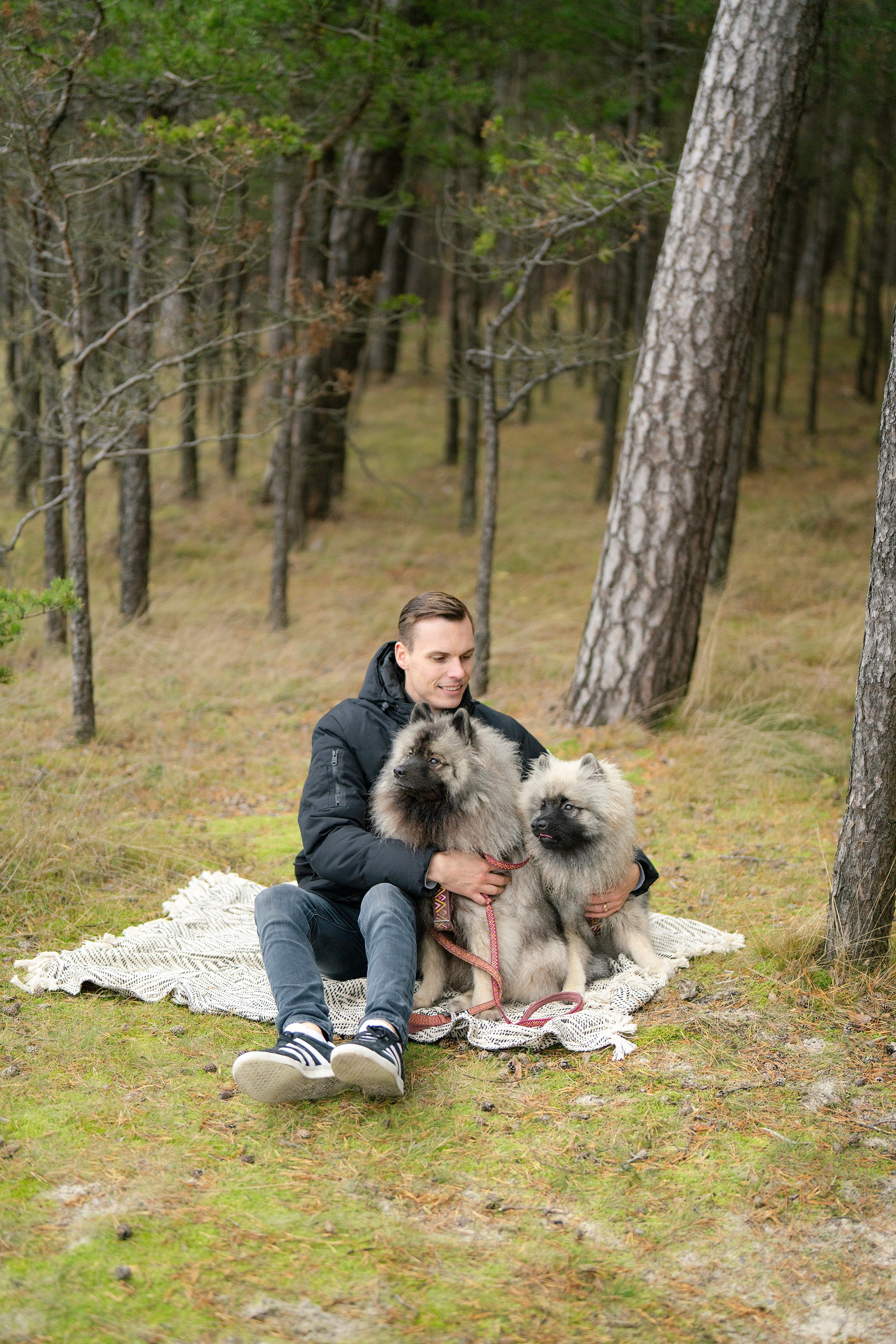 Rūta, Mindaugas ir jų šunytės rudeniniame pajūryje. Vita Klimaševska ○ Fluffy Soulmate Photography