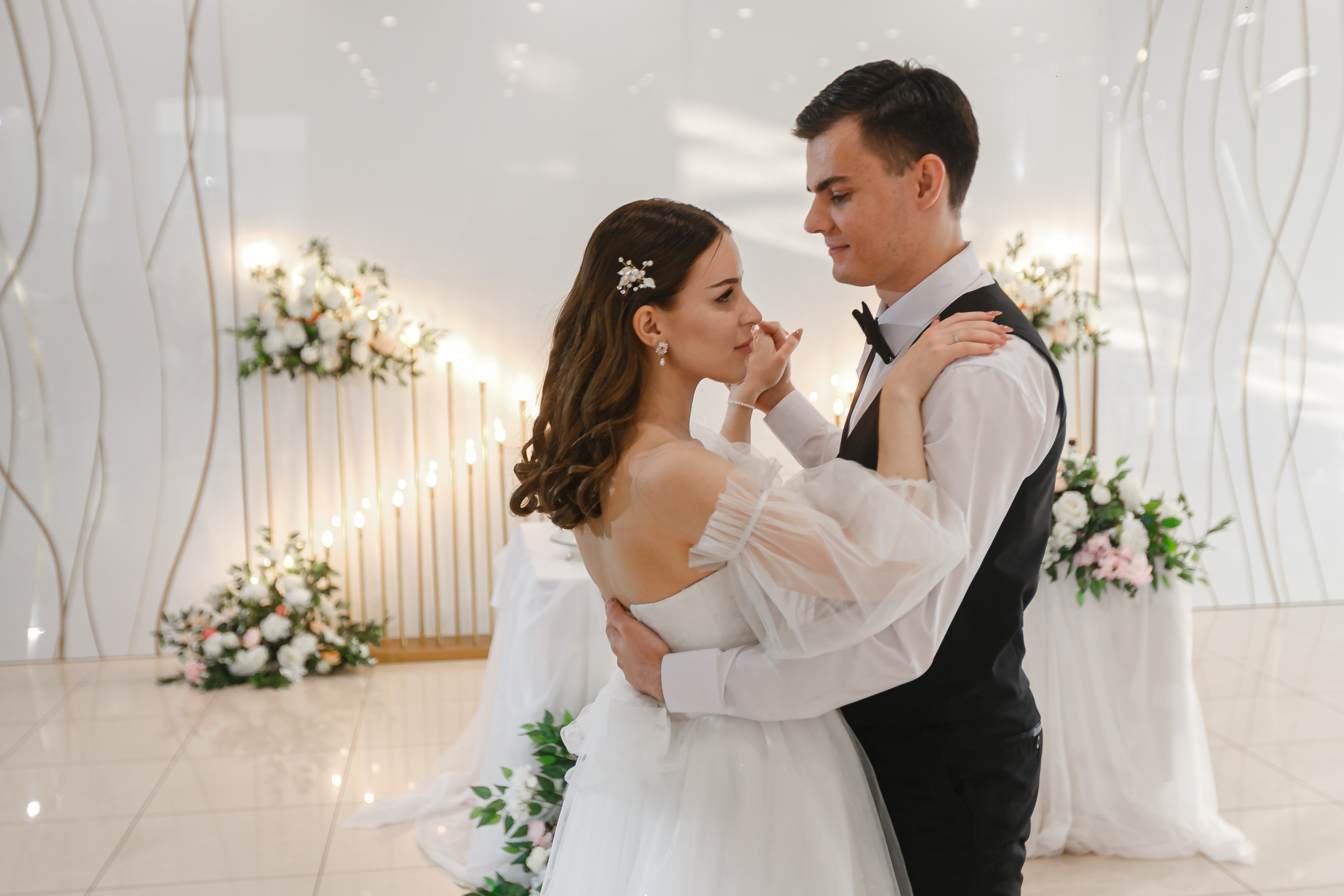 primer baile de los recién casados ​​en el salón blanco