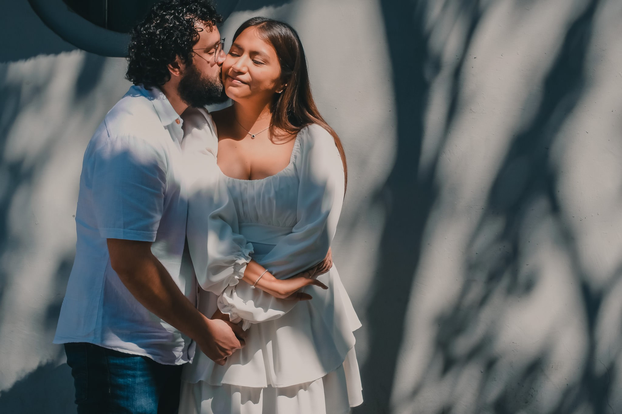 Sesión Save the Date en La Roma: Dany & Rui capturan su amor en el corazón de CDMX. Wedding and family photographer in Mexico City