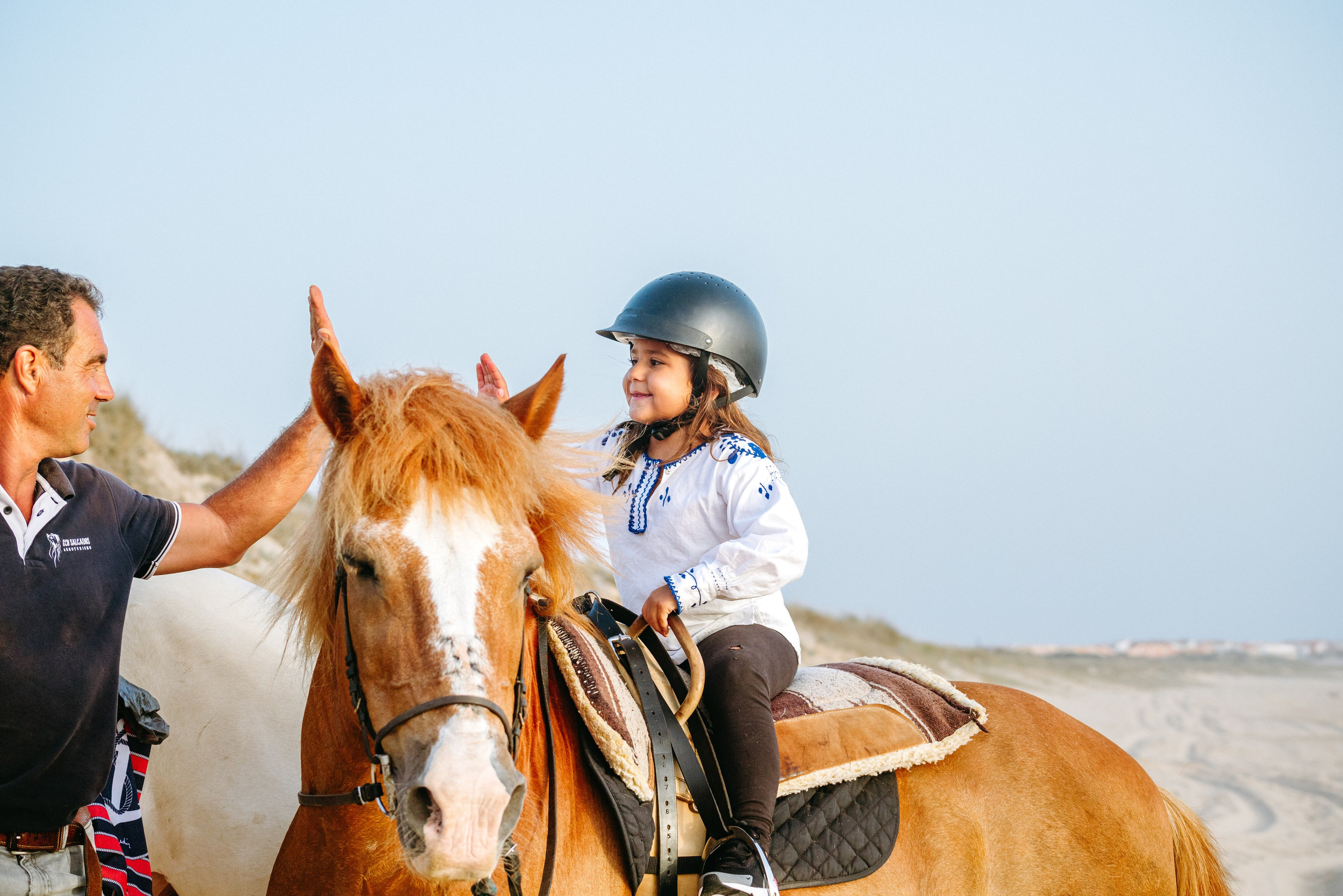Marlene & Tiago com filhos. Passeios a Cavalo na Praia Peniche | Eco Salgados Agroturismo