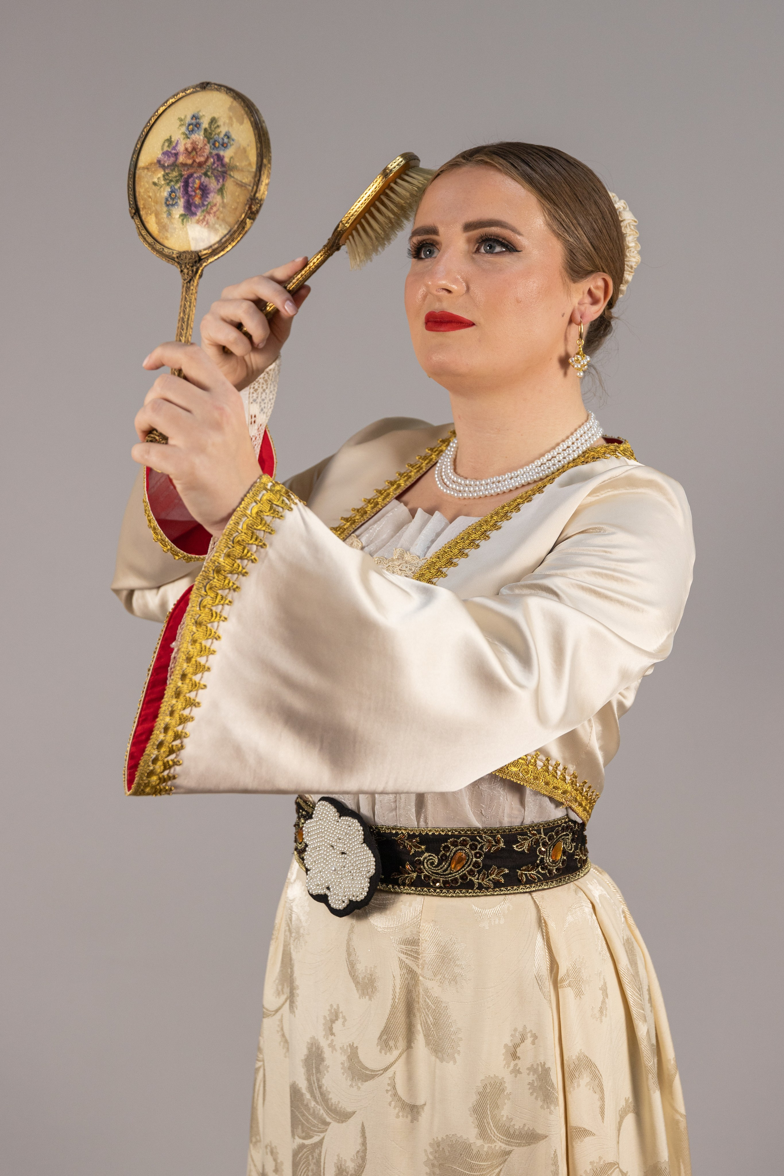 Umjetnička fotografija kulturne baštine – detalj starog kamena i teksture zidaArhitektura stare čaršije – tradicionalni motivi u modernom okviruUmjetnički prikaz spomenika – svjetlo, sjenka i simbolika prostoraFotografija kulturnog objekta – spoj historije i savremene estetikeCrno-bijeli prikaz baštine – kontrast i struktura arhitektonskih elemenataArt fotografija – interpretacija naslijeđa kroz kreativno svjetlo i kompozicijuUmjetnička fotografija arhitekture – spoj baštine i savremenog izrazaHeritage photography by Namir Čomaga – vizualna priča o kulturi i tradiciji