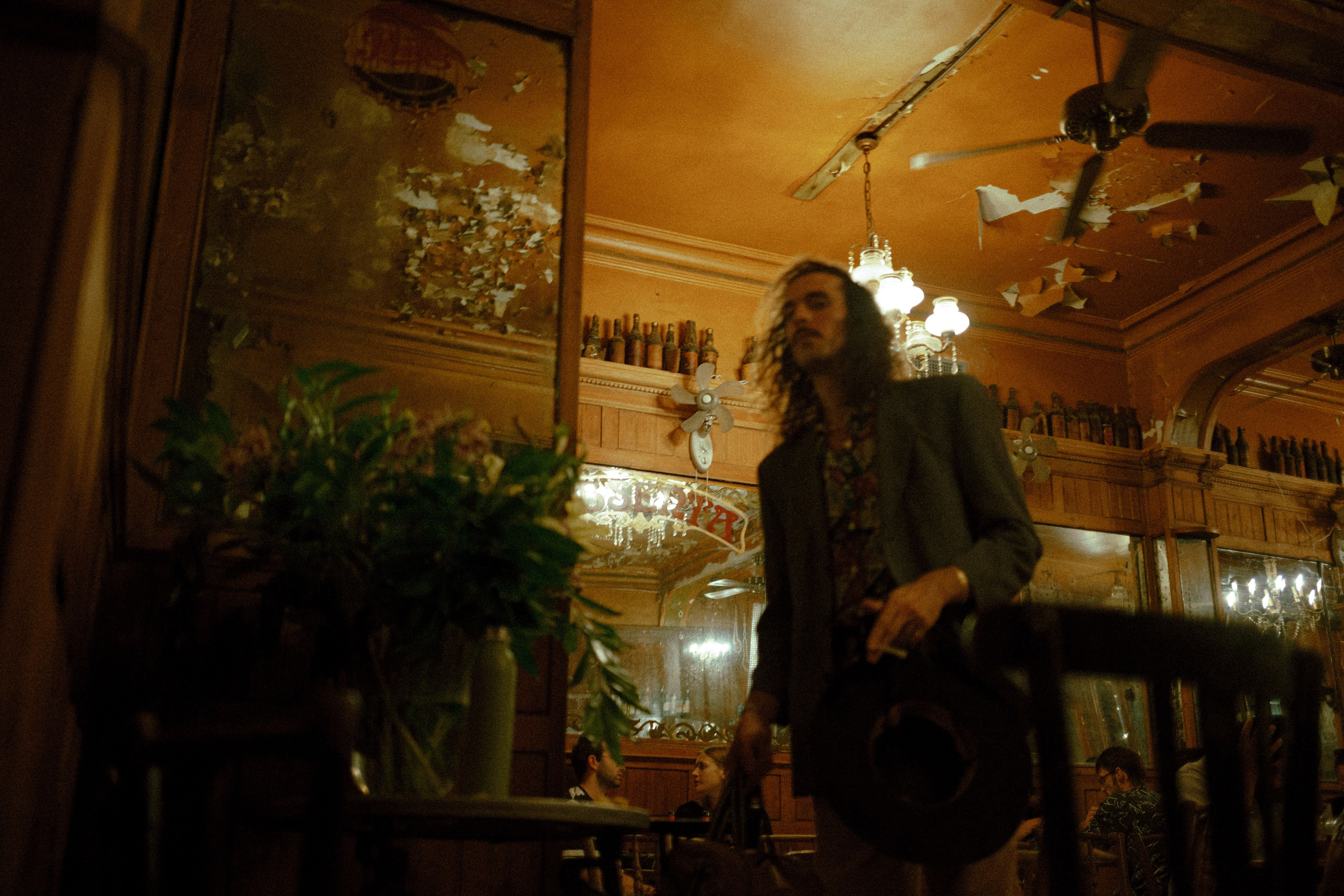 Fotografía nocturna con el músico Mateo en el Raval de Barcelona – retratos urbanos espontáneos. Marina Kálcheva – Photographer, Videographer & Visual Artist in Barcelona