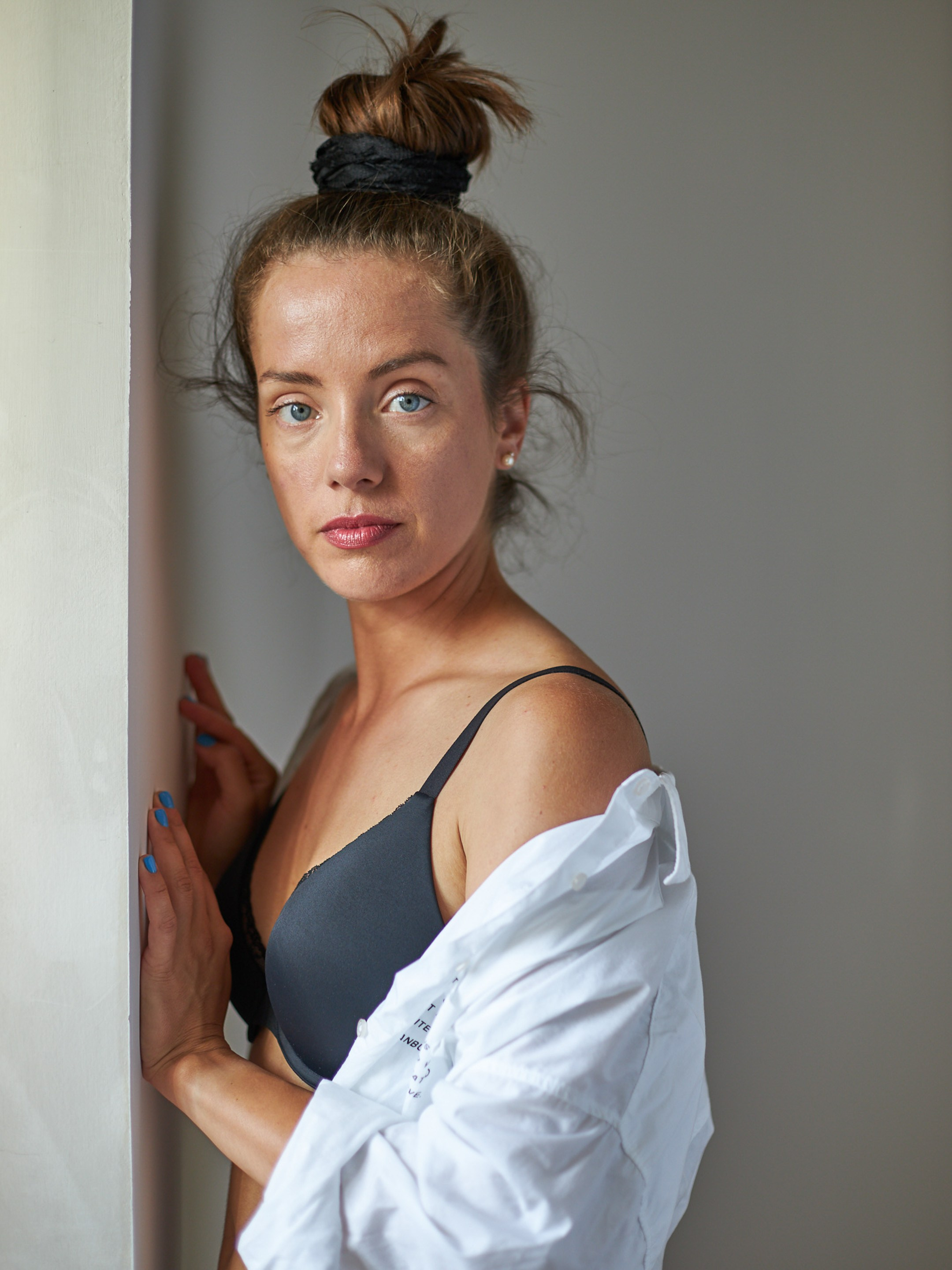 Interior portrait of a young lady  - photographer Andrey Dunin