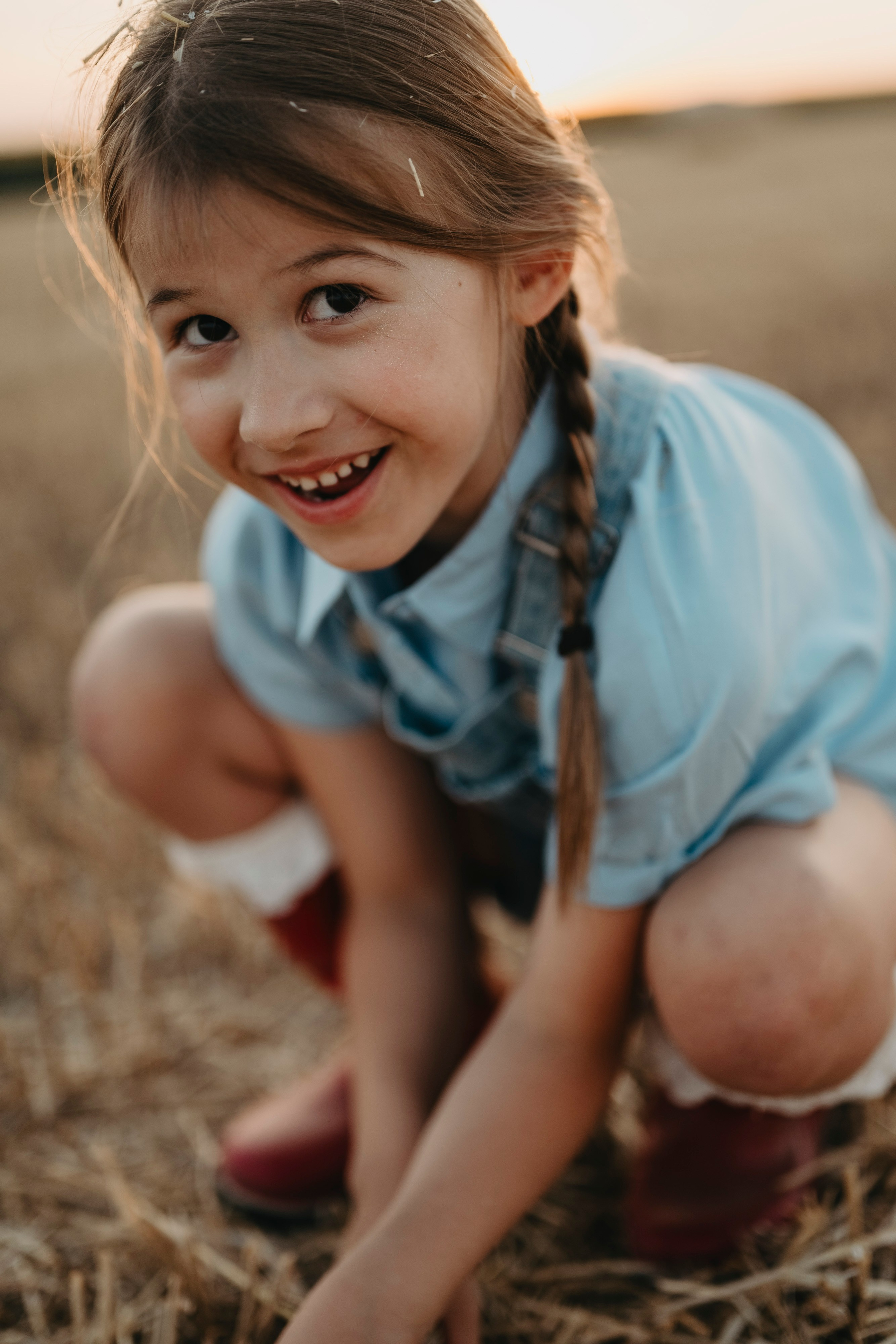 Letnje fotografisanje u polju suncokreta i sena. Deciji i porodicni fotograf u Beogradu Oksana Skendzic