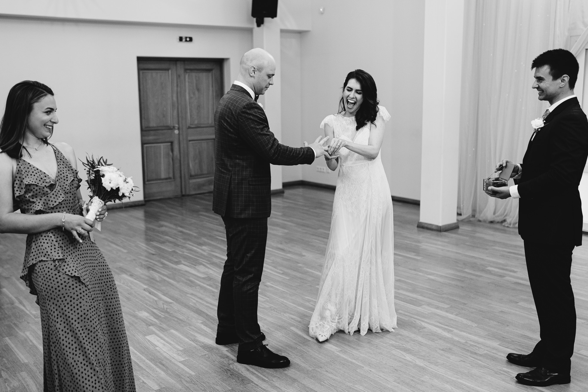 Kāzu diena Vecrīgā ar fotosesiju un īstiem draugiem