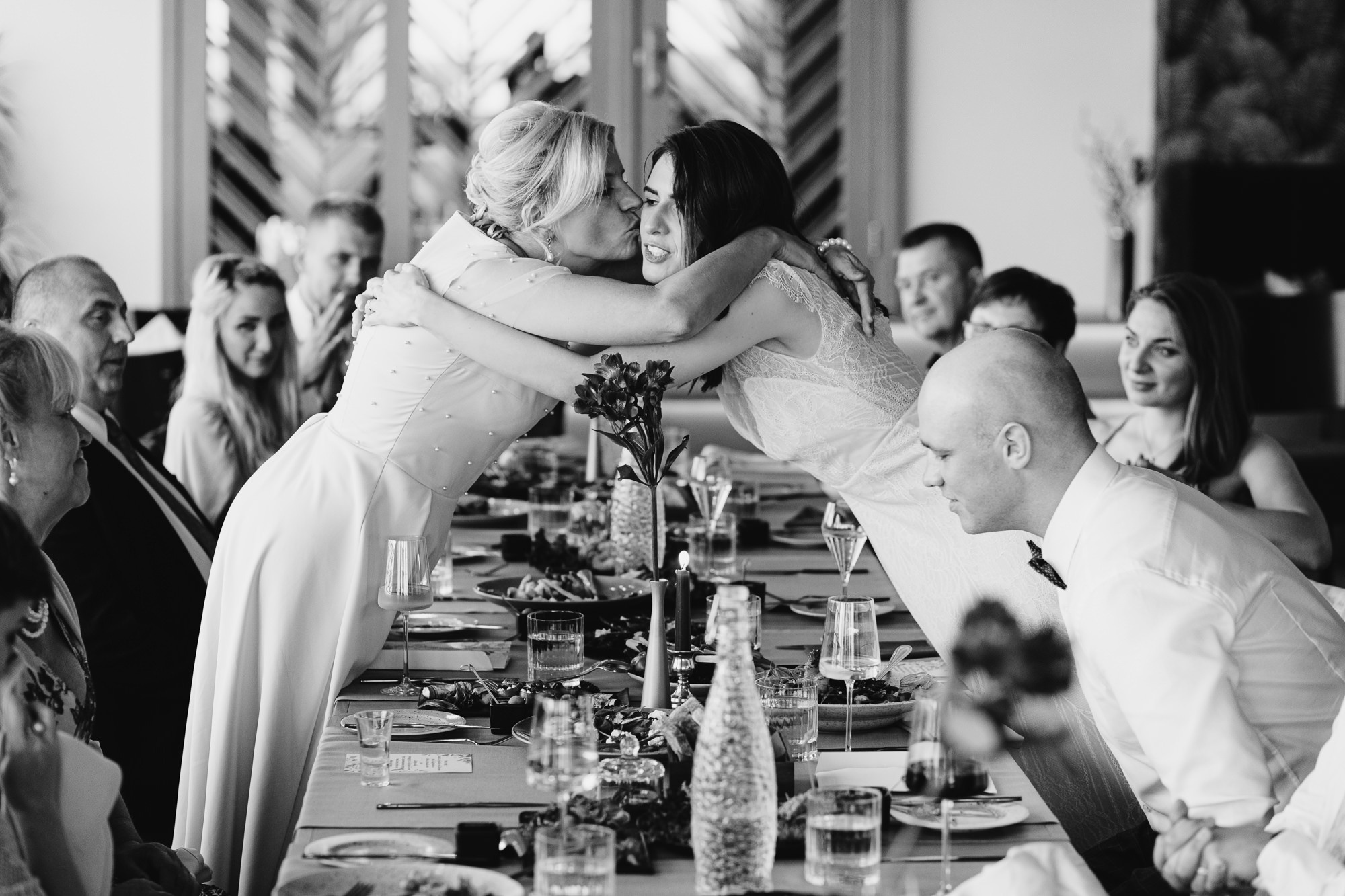 Kāzu diena Vecrīgā ar fotosesiju un īstiem draugiem