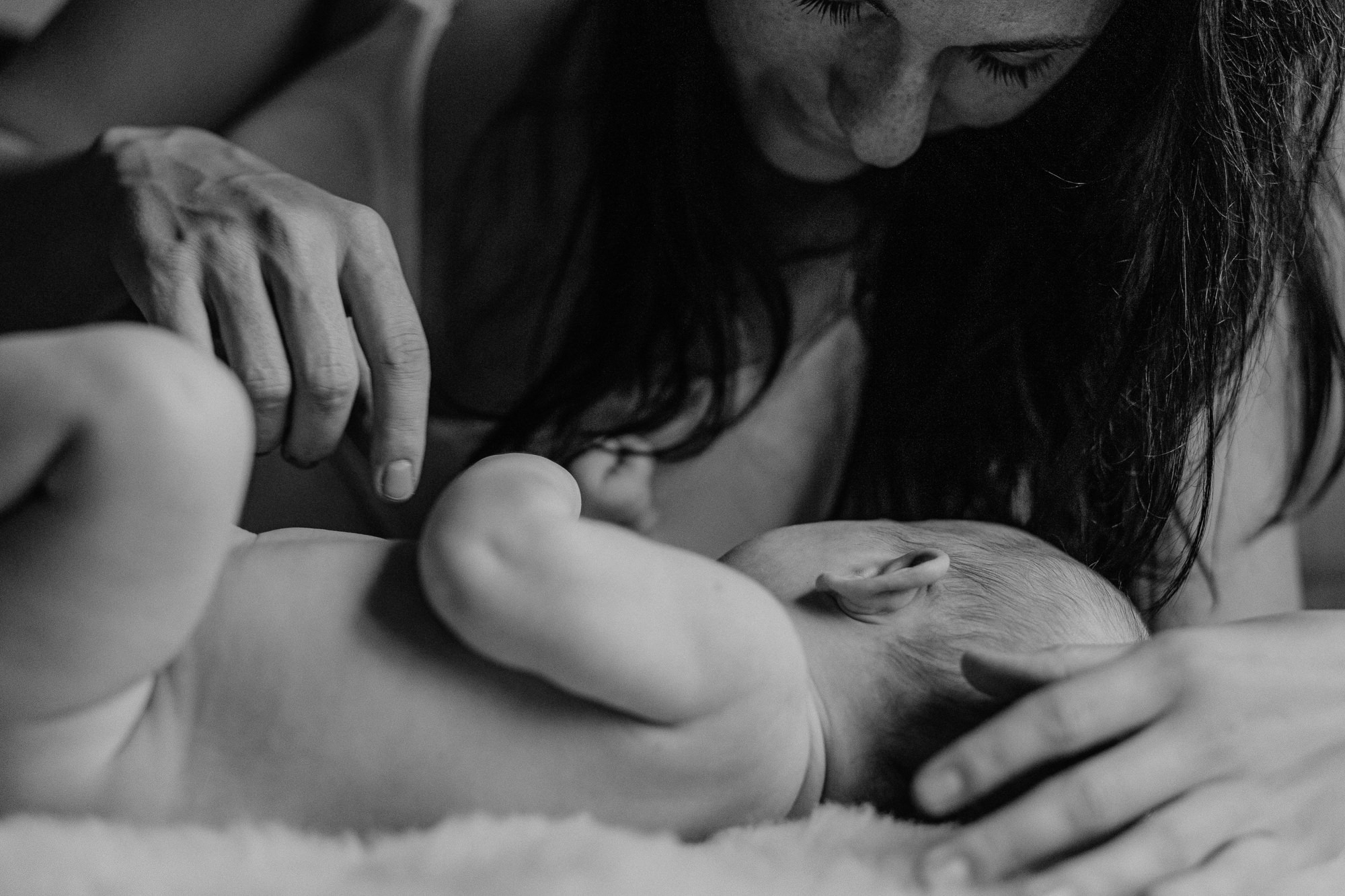 Jaundzimušā fotosesija mājās mammas