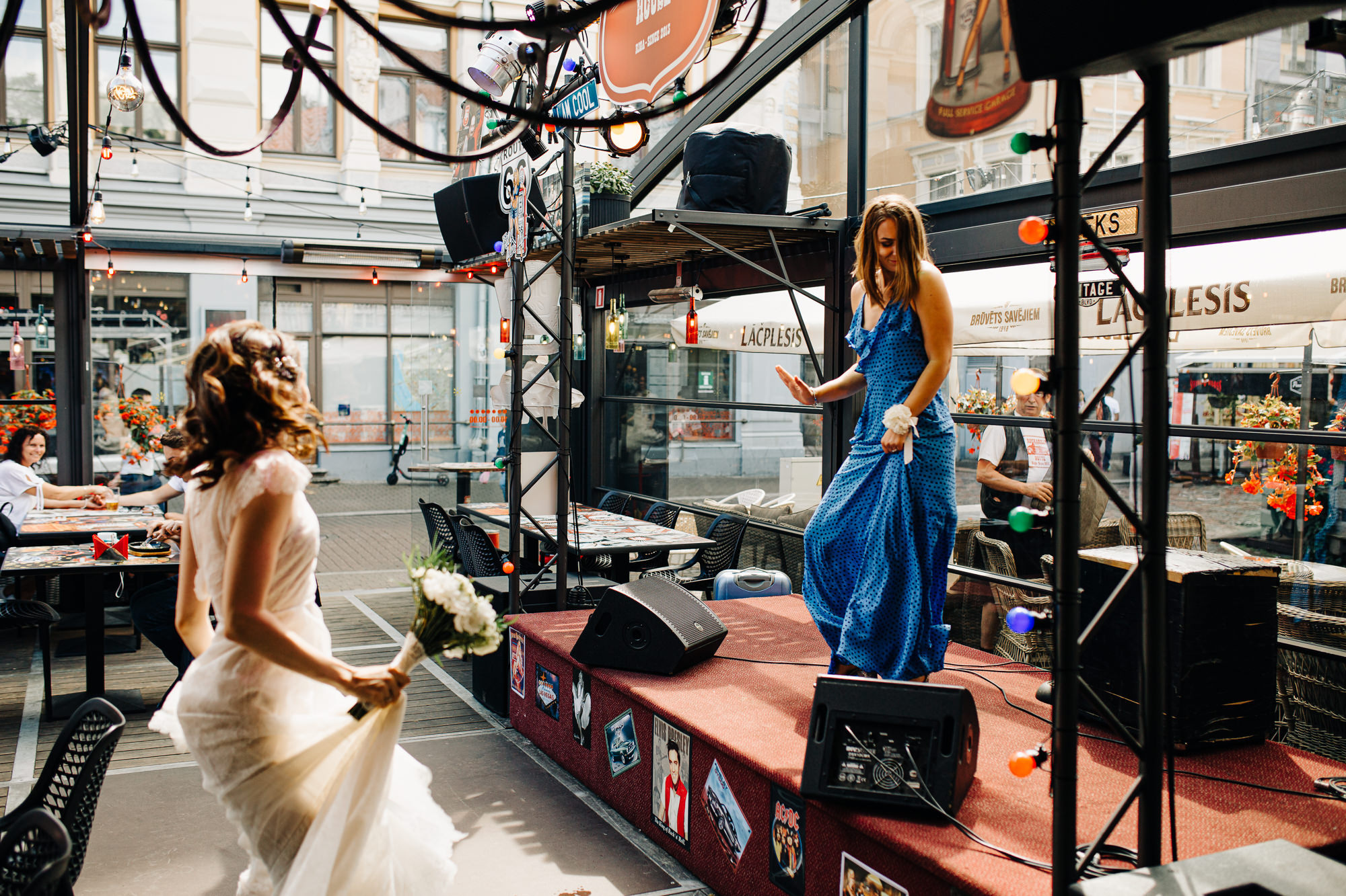 Kāzu diena Vecrīgā ar fotosesiju un īstiem draugiem