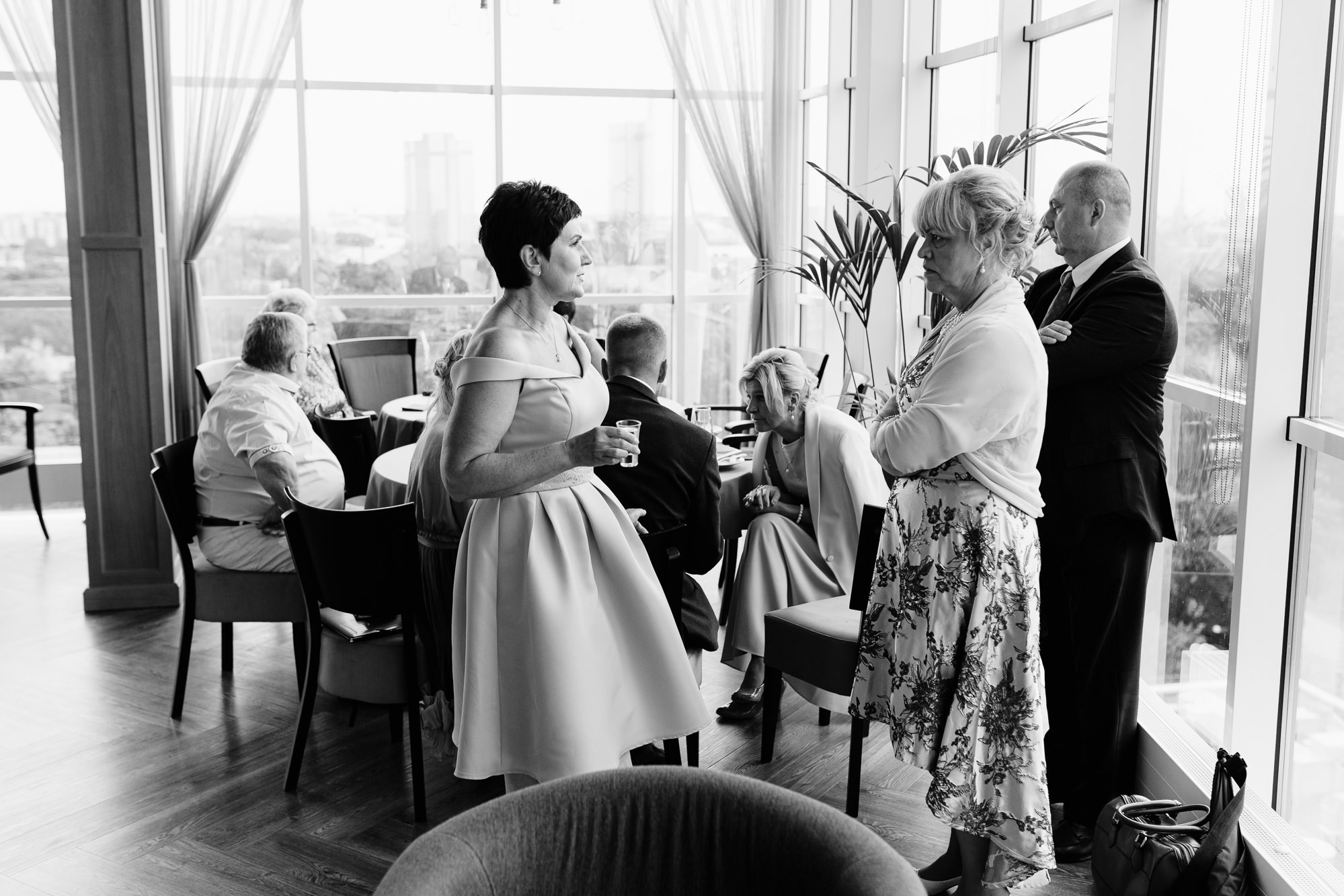 Kāzu diena Vecrīgā ar fotosesiju un īstiem draugiem