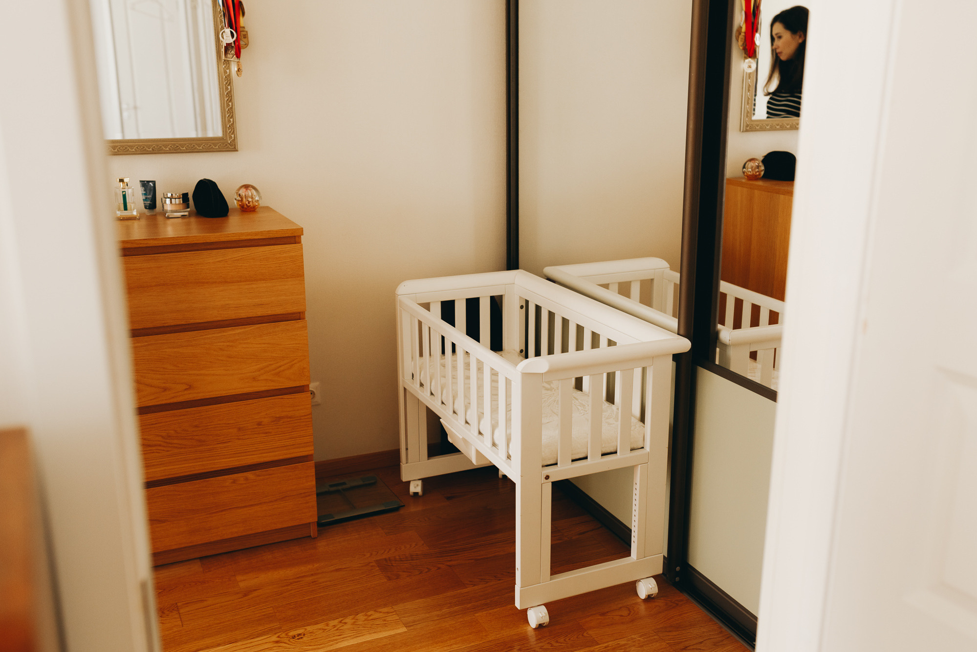 Gaidot mazuli ziemā ar klavierēm, karstu tēju un sniegpārslām