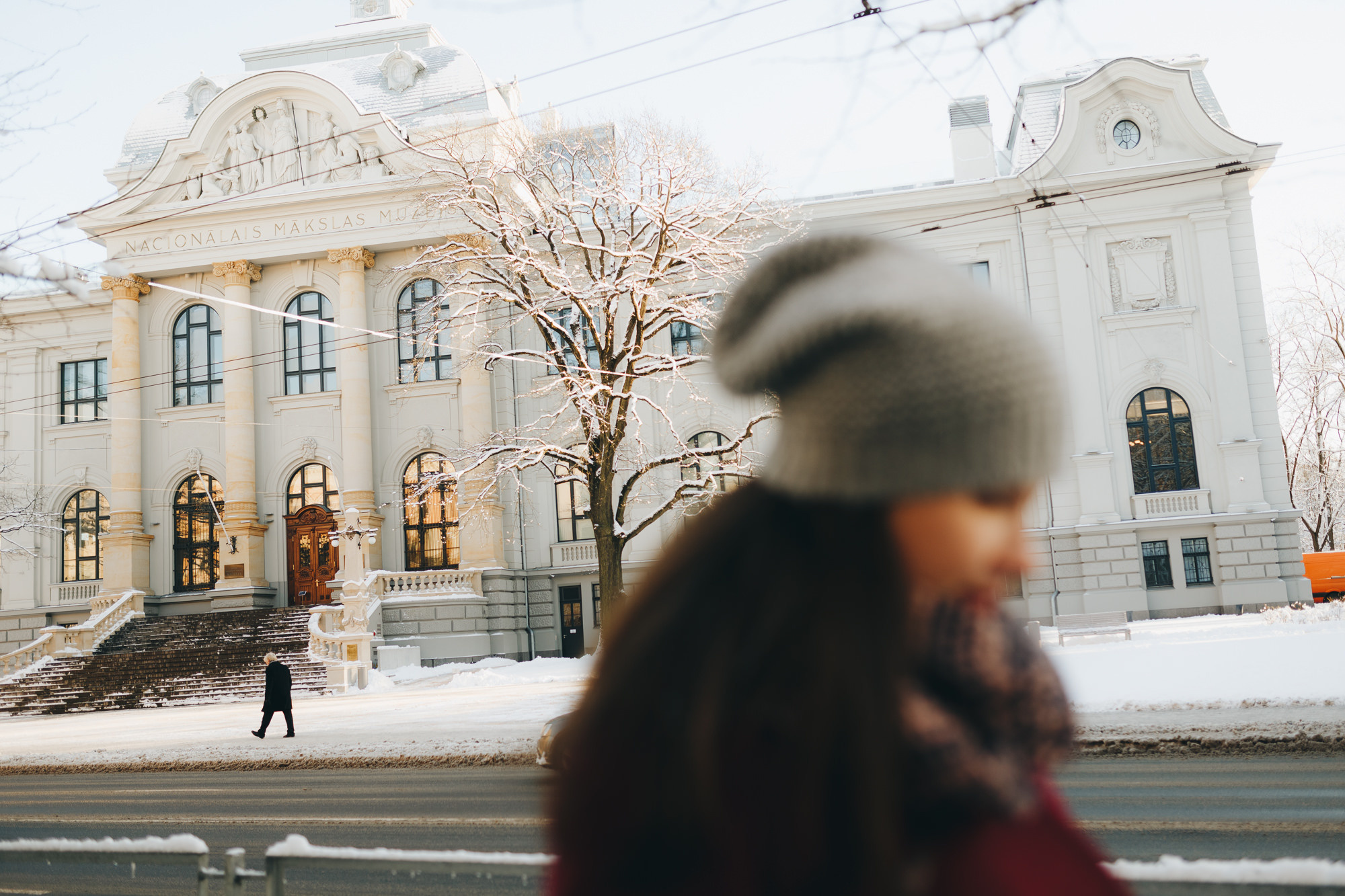 Gaidot mazuli ziemā ar klavierēm, karstu tēju un sniegpārslām