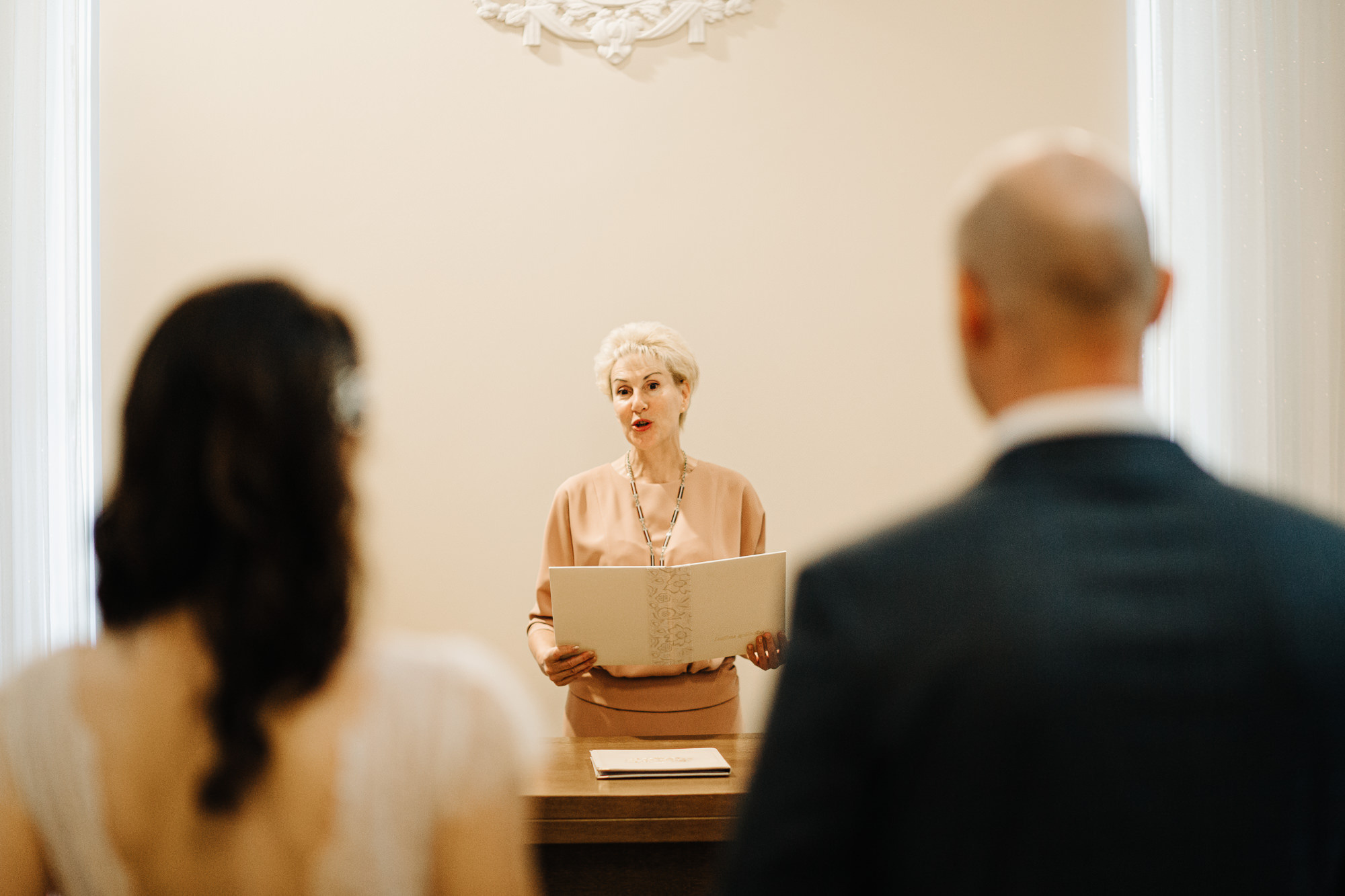 Kāzu diena Vecrīgā ar fotosesiju un īstiem draugiem