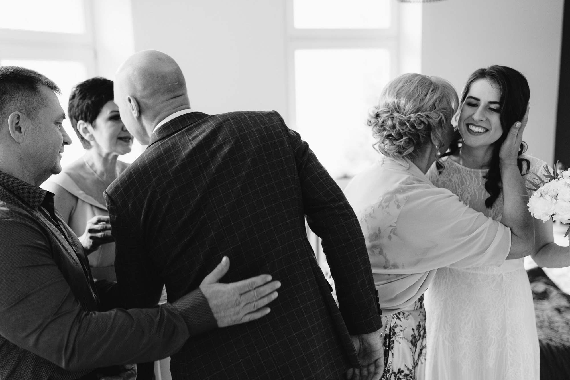 Kāzu diena Vecrīgā ar fotosesiju un īstiem draugiem