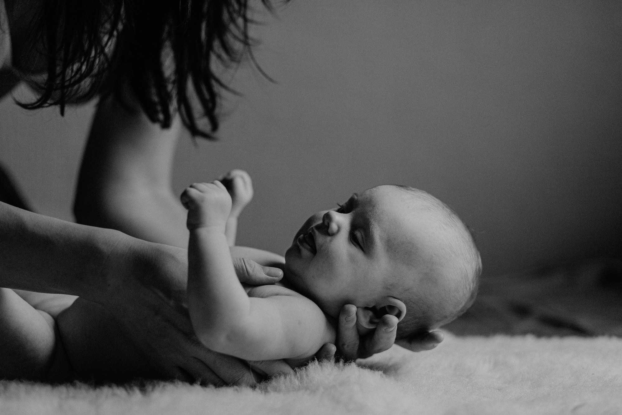 Jaundzimušā fotosesija mājās mammas