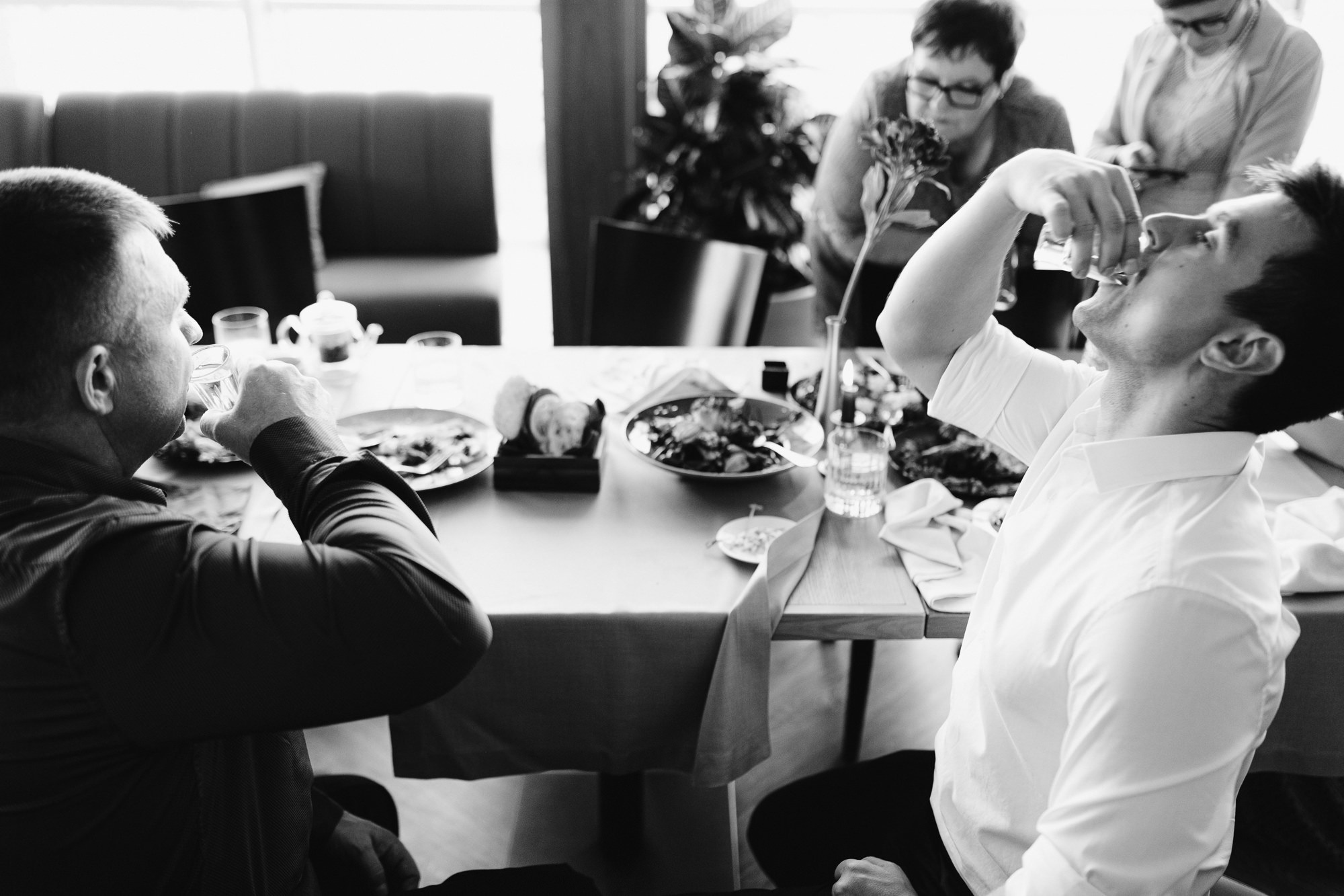 Kāzu diena Vecrīgā ar fotosesiju un īstiem draugiem