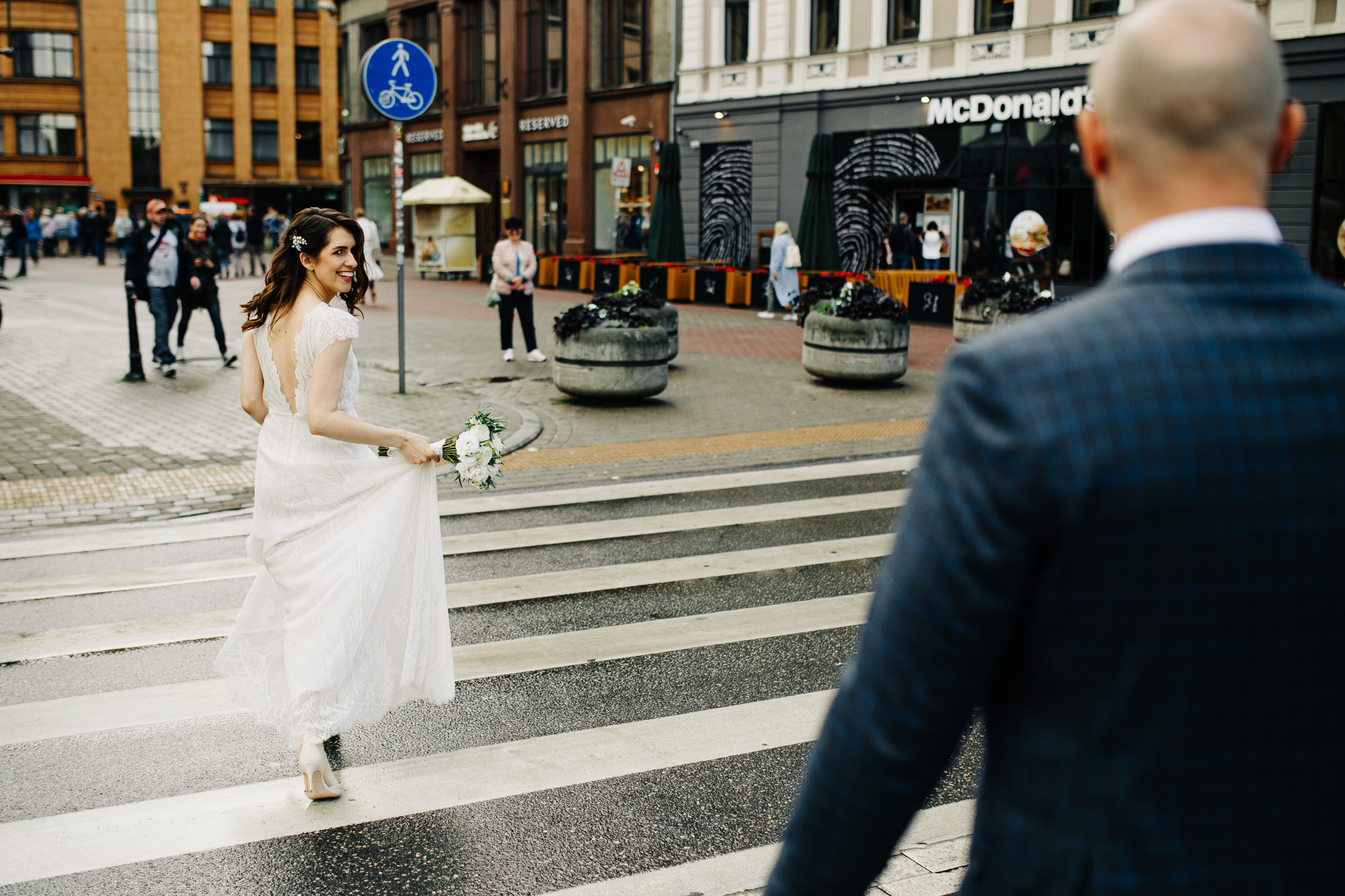 Kāzu diena Vecrīgā ar fotosesiju un īstiem draugiem